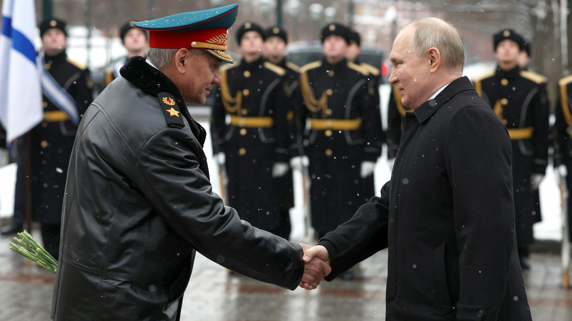 Kremlchef Wladimir Putin (r.) zusammen mit Russlands Verteidigungsminister Sergei Schoigu. US-Analysten zufolge will der Kreml weitere Gebiete in der Ukraine erobern. (Archivbild)