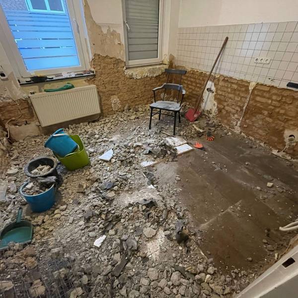 Das Bild zeigt einen Raum in einem Haus in Euskirchen, das nach der Flut gerade entkernt wird.