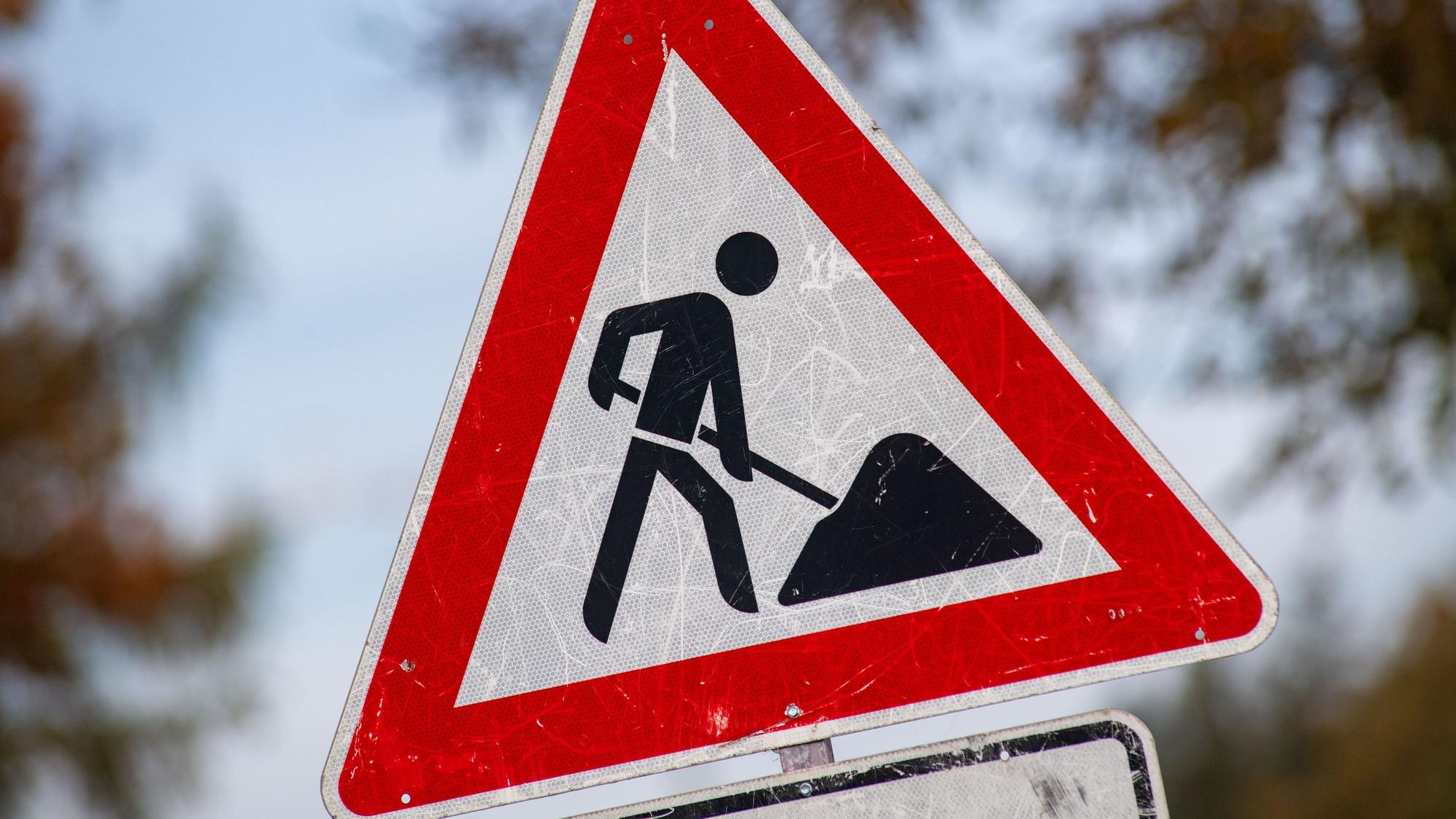 Zu sehen ist ein Schild, das auf Bauarbeiten hinweist.