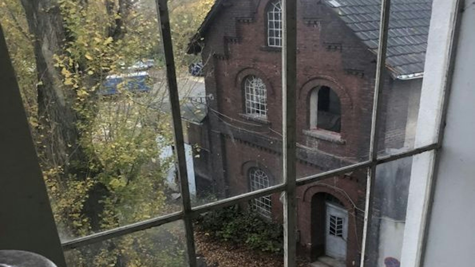 Ein altes Ziegelgebäude mit geschwungenen Fensterrahmen der ehemaligen Cederwaldmühle auf dem Zandersgelände.