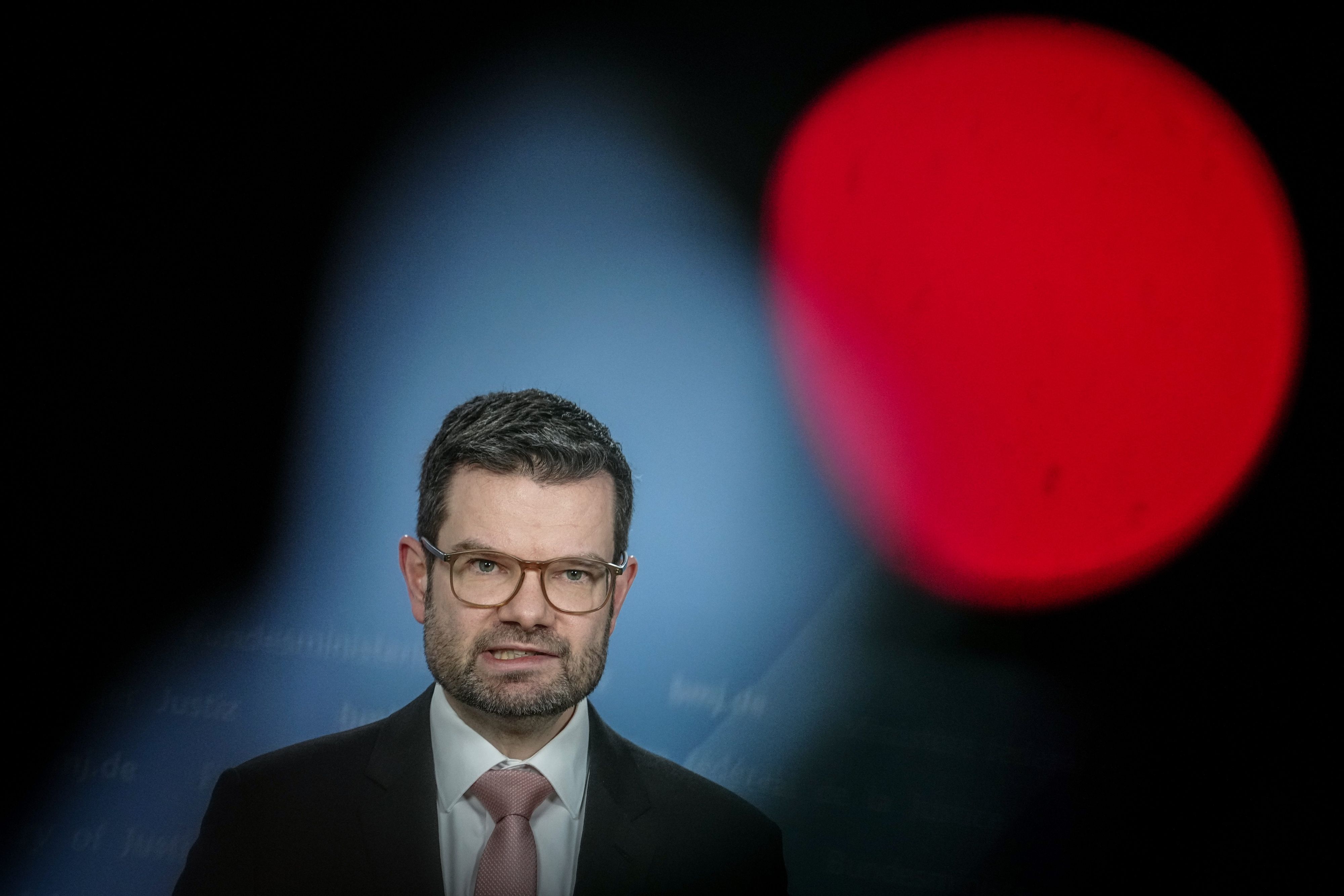Bundesjustizminister Marco Buschmann (FDP) steht während einer Pressekonferenz in Berlin auf einer Bühne und blickt ins Publikum.