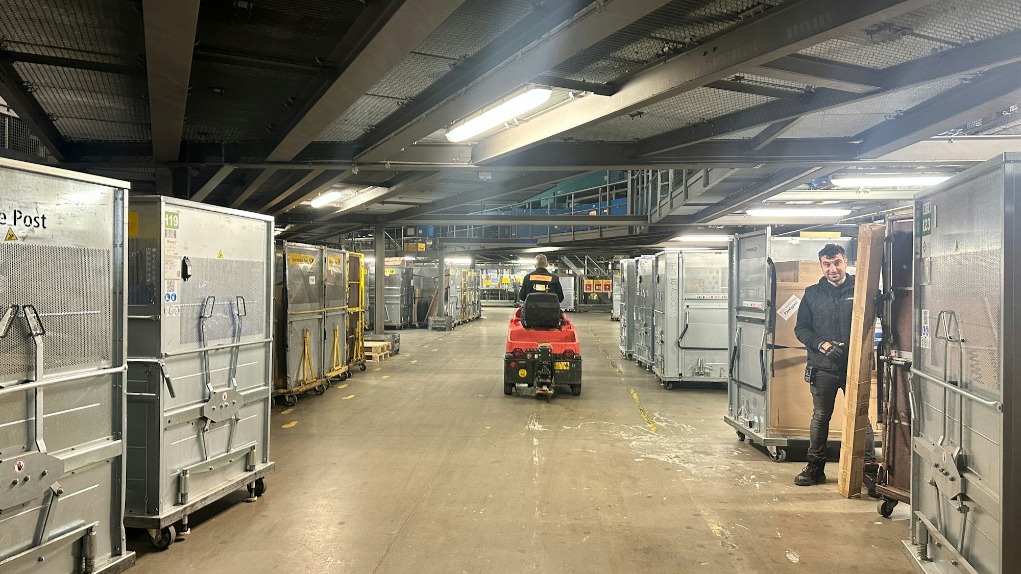 Blick in eine riesige Halle mit silberfarbenen mannshohen Container.