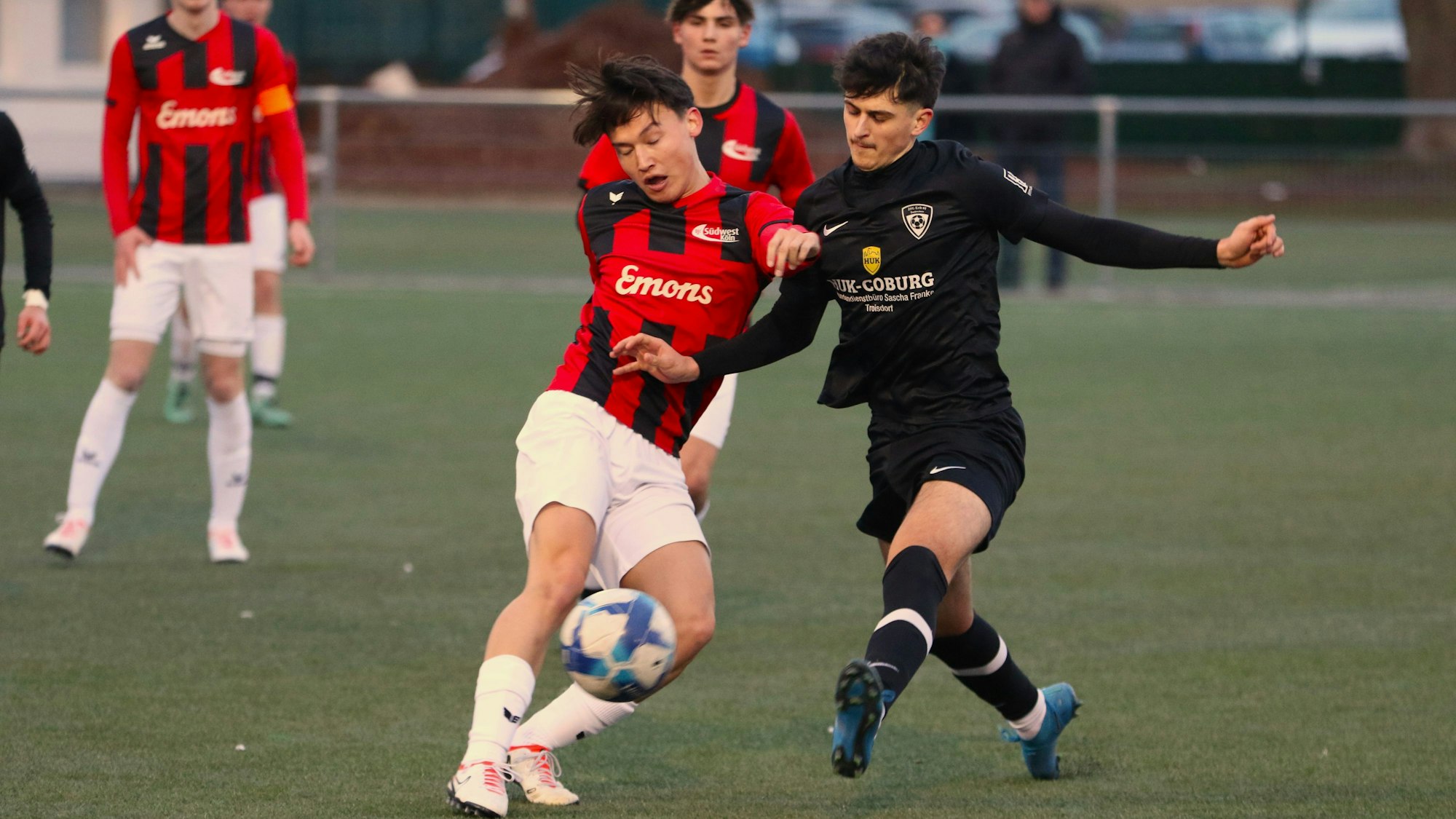 Enerik Celaj (r.) führte im Mittelfeld viele Zweikämpfe wie diesen hier. Er und sein Gegenspieler halten sich mit den Armen auf Abstand.