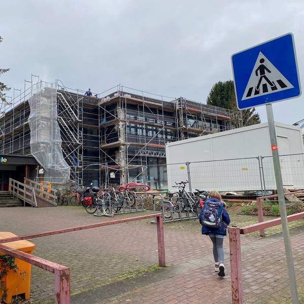Zu sehen ist das im Bau befindliche neue Gebäude der Barbaragrundschule in Brühl-Kierberg.