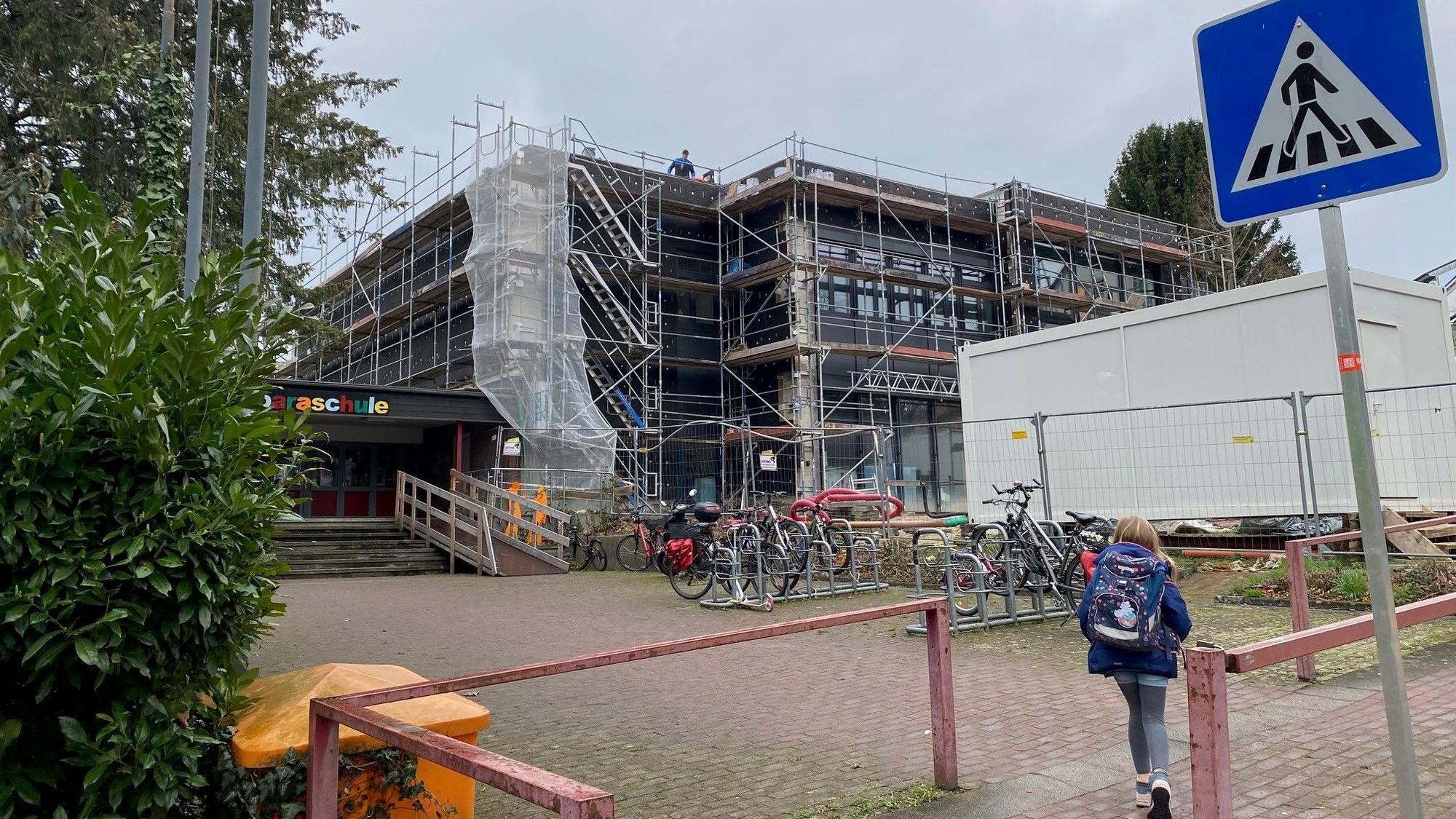 Zu sehen ist das im Bau befindliche neue Gebäude der Barbaragrundschule in Brühl-Kierberg.