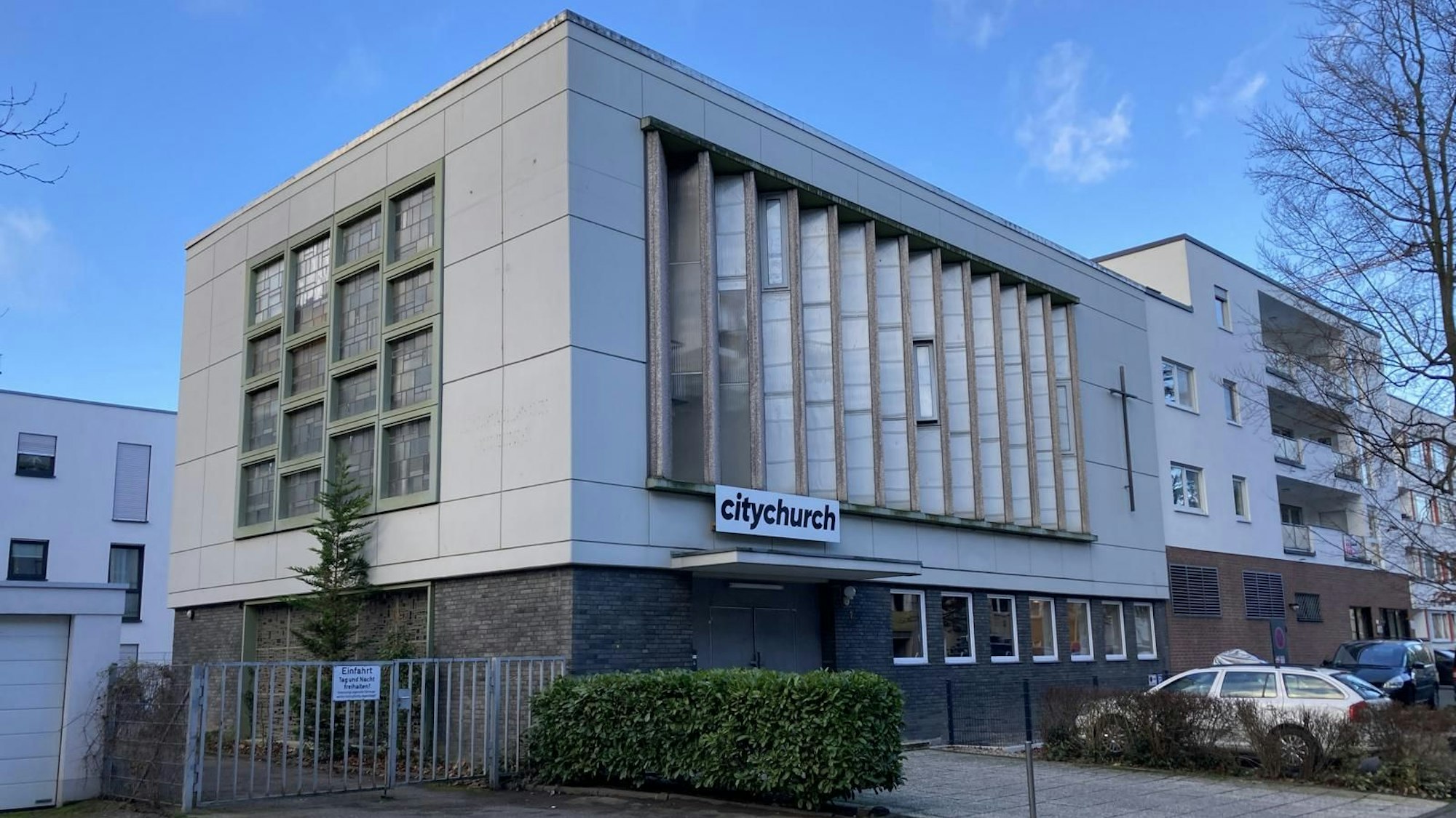 Blick auf ein würfelartiges Gebäude ist