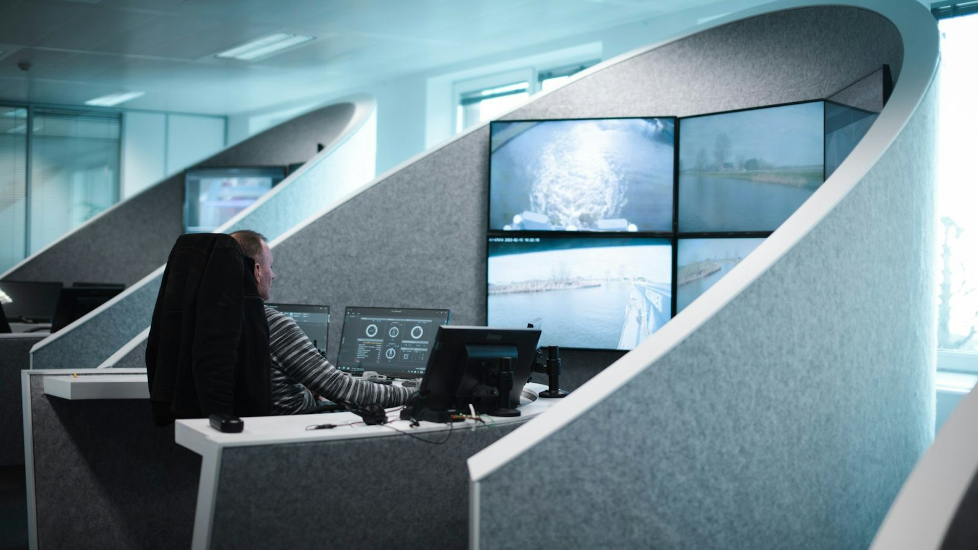 Ein Schiffsführer steuert vom Kontrollzentrum aus ein Binnenschiffe aus der Ferne.