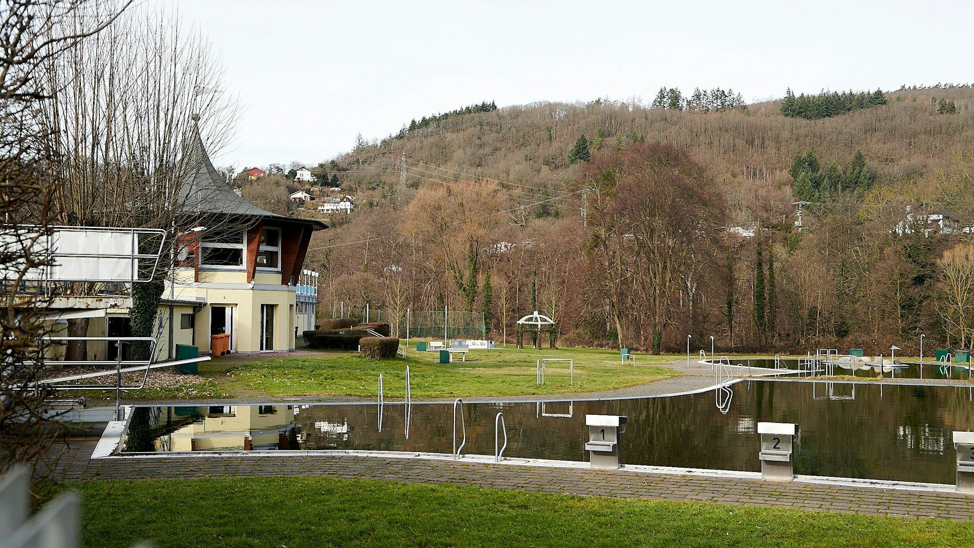 Das Bild zeigt das menschenleere Freibad am Rurufer in Heimbach im Winter.