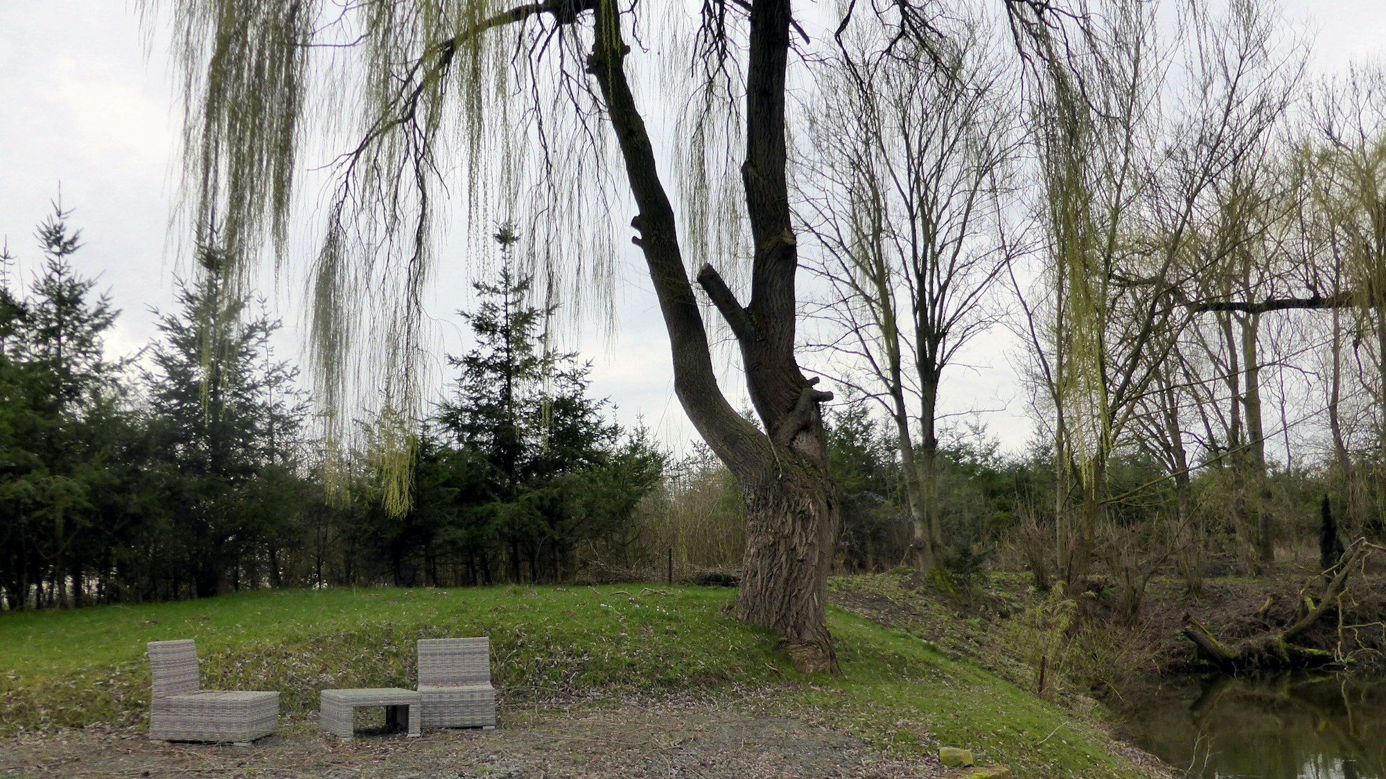 Schöner Rastplatz am Wasser auf der Wanderung.