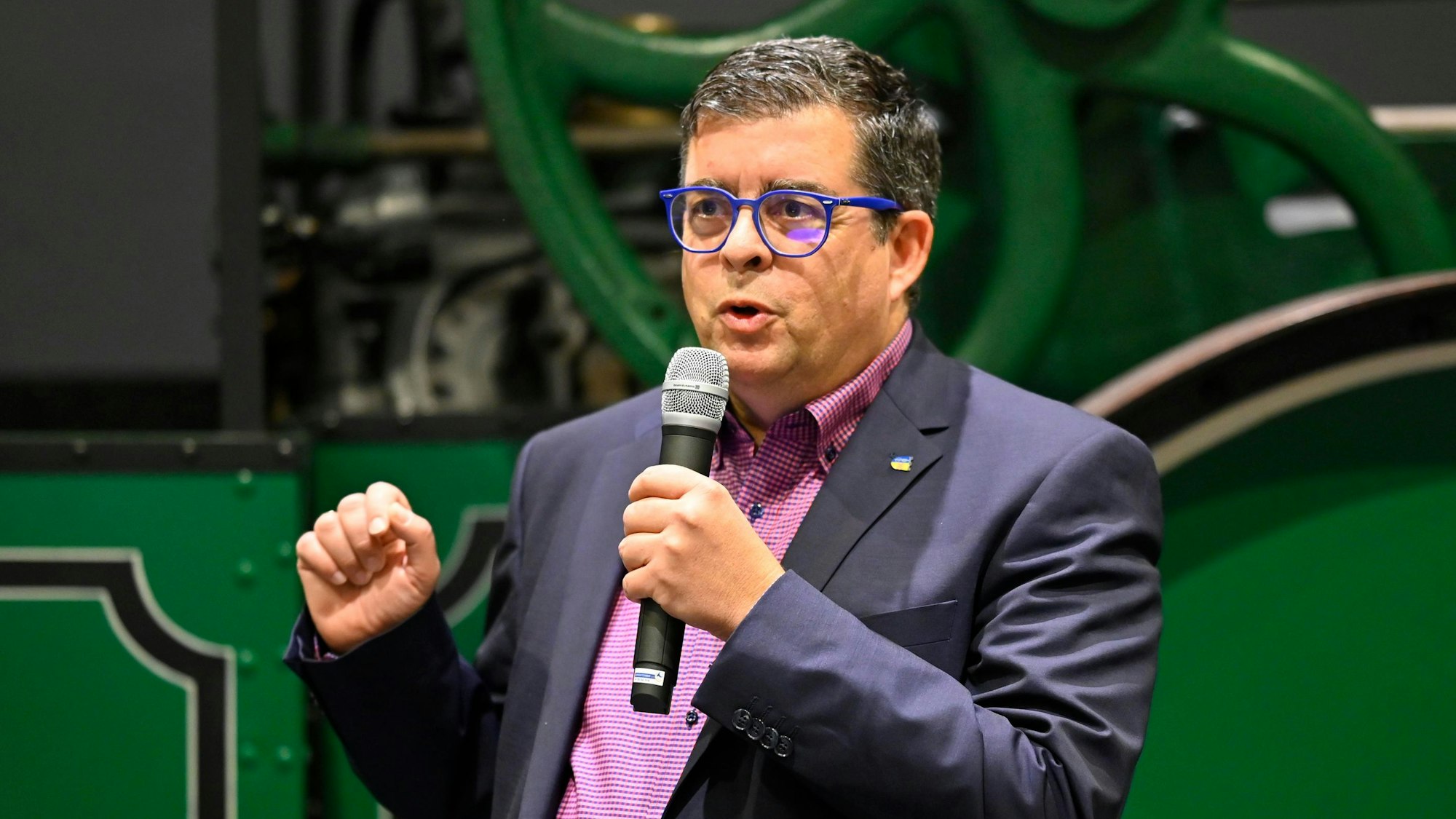 Gummersbachs Bürgermeister Frank Helmenstein mit Mikro in der Hand.