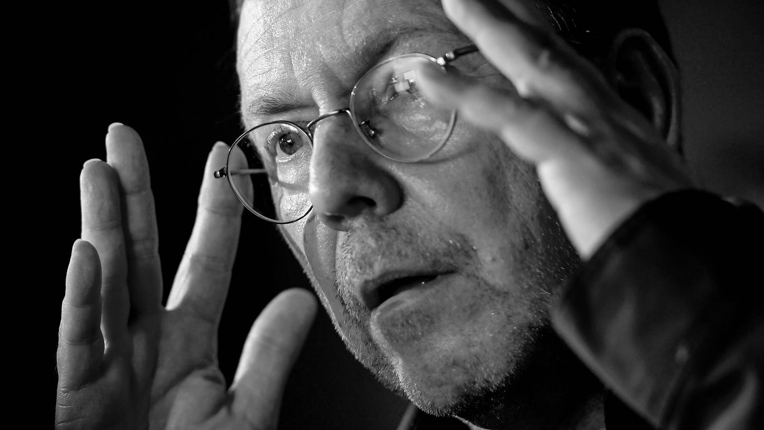 Rene Pollesch, Theaterregisseur und Autor, spricht bei einer Pressekonferenz zur "Zukunft der Volksbühne".