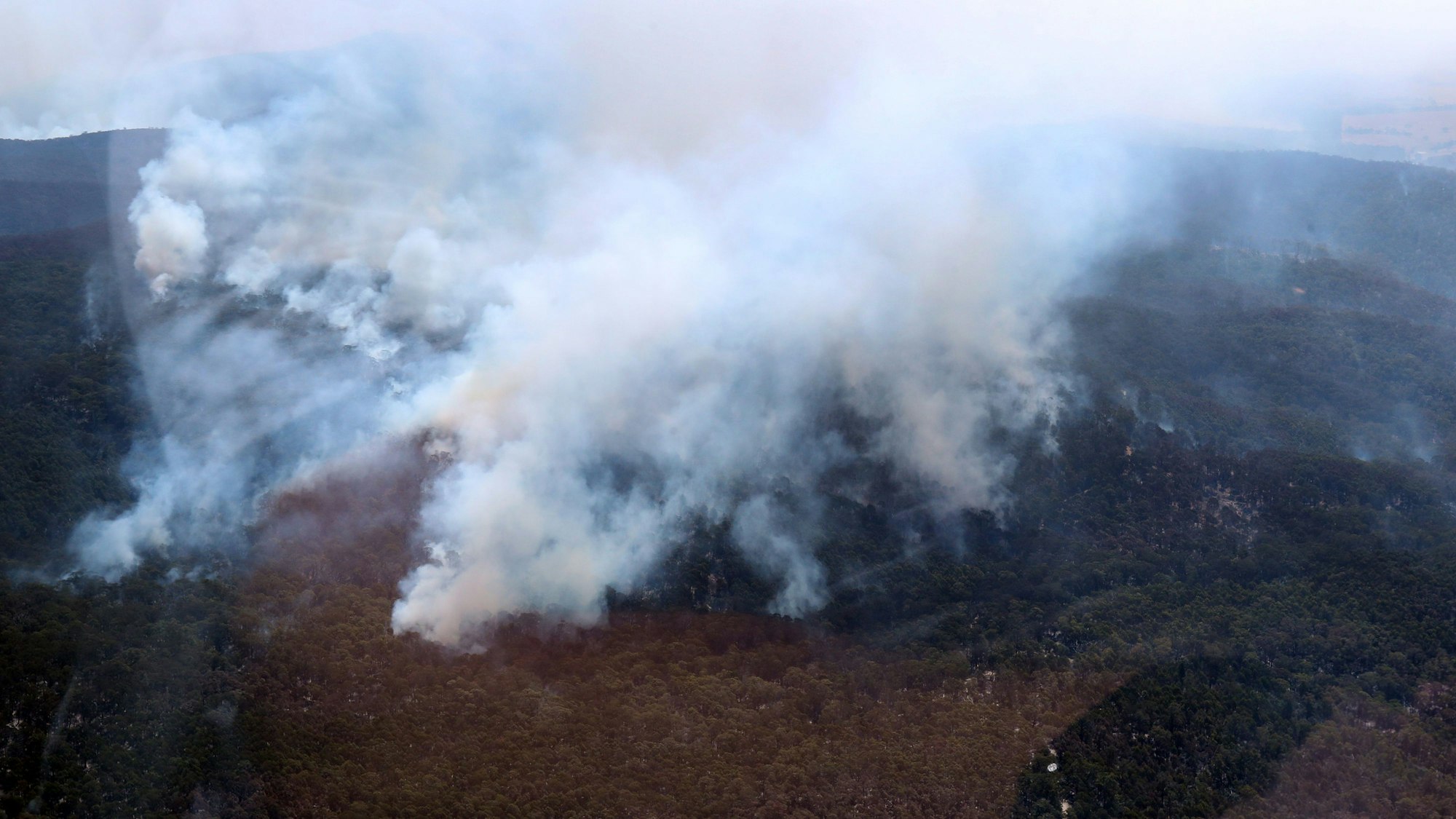 Rauch von Buschbränden ist nördlich von Beaufort in der Nähe von Ballarat in Victoria zu sehen. Feuerwehrleute kämpfen weiter gegen ein großes Buschfeuer im Westen Victorias.