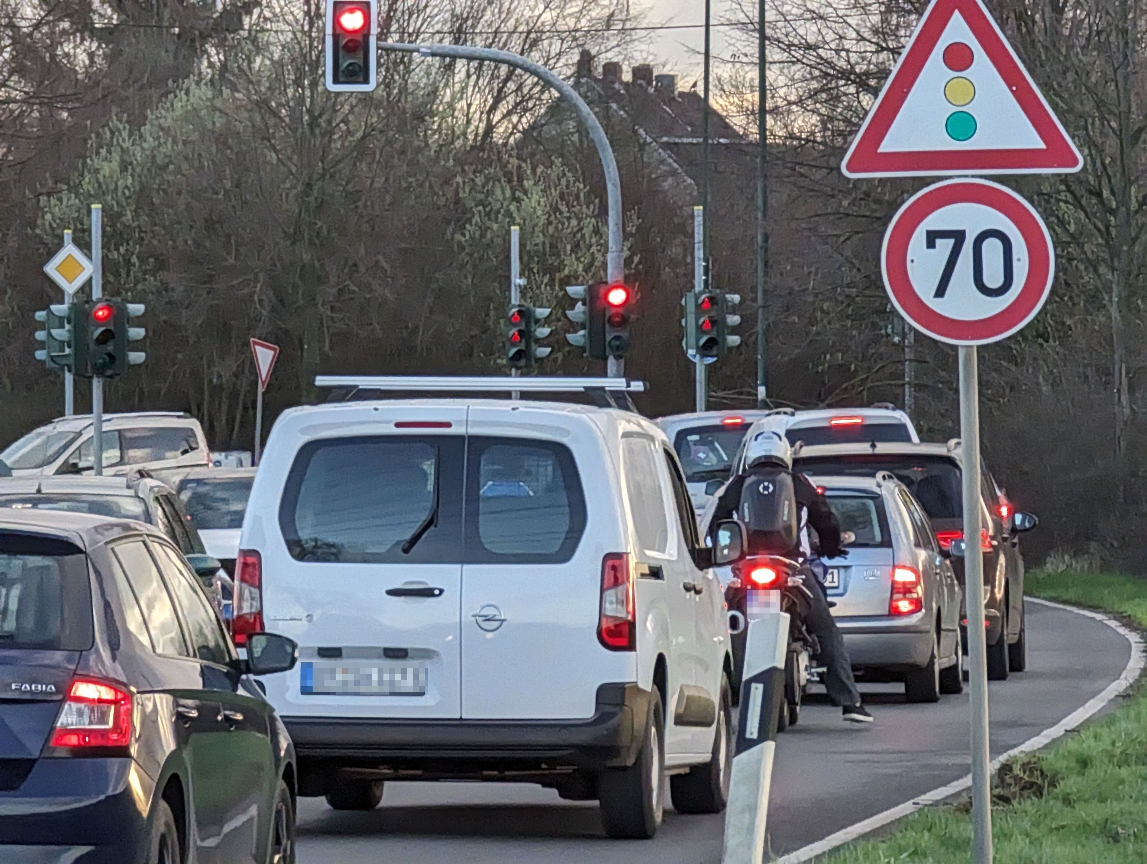 Eine lange Autoschlange vor einer Rotlicht zeigenden Ampel an der Kreisstraße 2n.