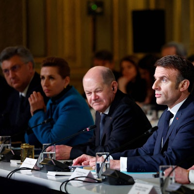 Der französische Präsident Emmanuel Macron, neben dem deutschen Bundeskanzler Olaf Scholz (L), hält eine Rede zur Eröffnung einer Konferenz zur Unterstützung der Ukraine mit europäischen Staats- und Regierungschefs im Pariser Präsidentenpalast Elysee.