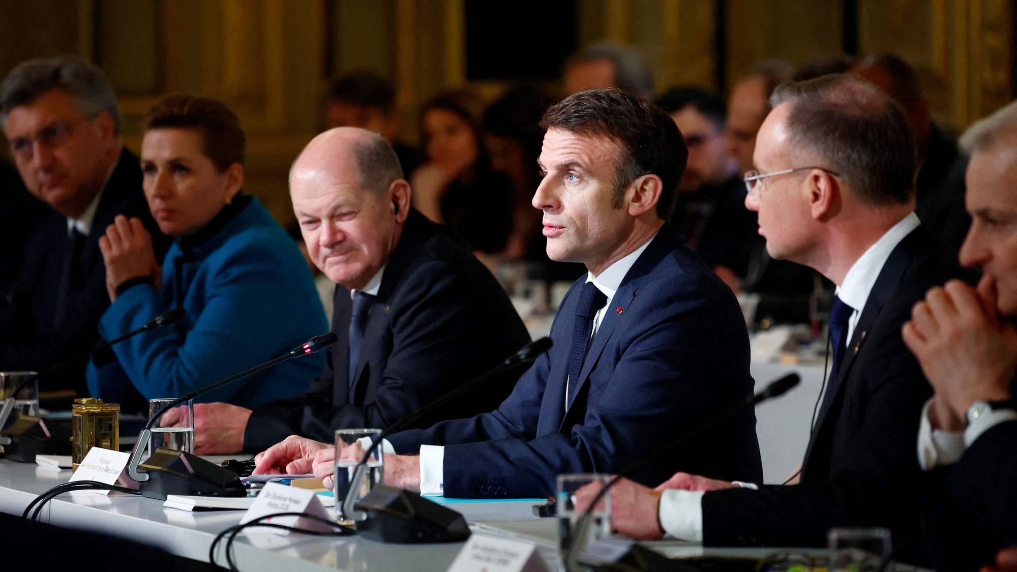 Der französische Präsident Emmanuel Macron, neben dem deutschen Bundeskanzler Olaf Scholz (L), hält eine Rede zur Eröffnung einer Konferenz zur Unterstützung der Ukraine mit europäischen Staats- und Regierungschefs im Pariser Präsidentenpalast Elysee.