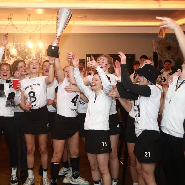 Die Hockey-Damen von Schwarz-Weiß Köln feiern den Aufstieg in die Hallen-Bundesliga ausgelassen in ihrem Klubheim.