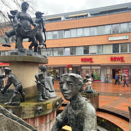 Auf dem Bild ist die Rewe-Filiale zu sehen.