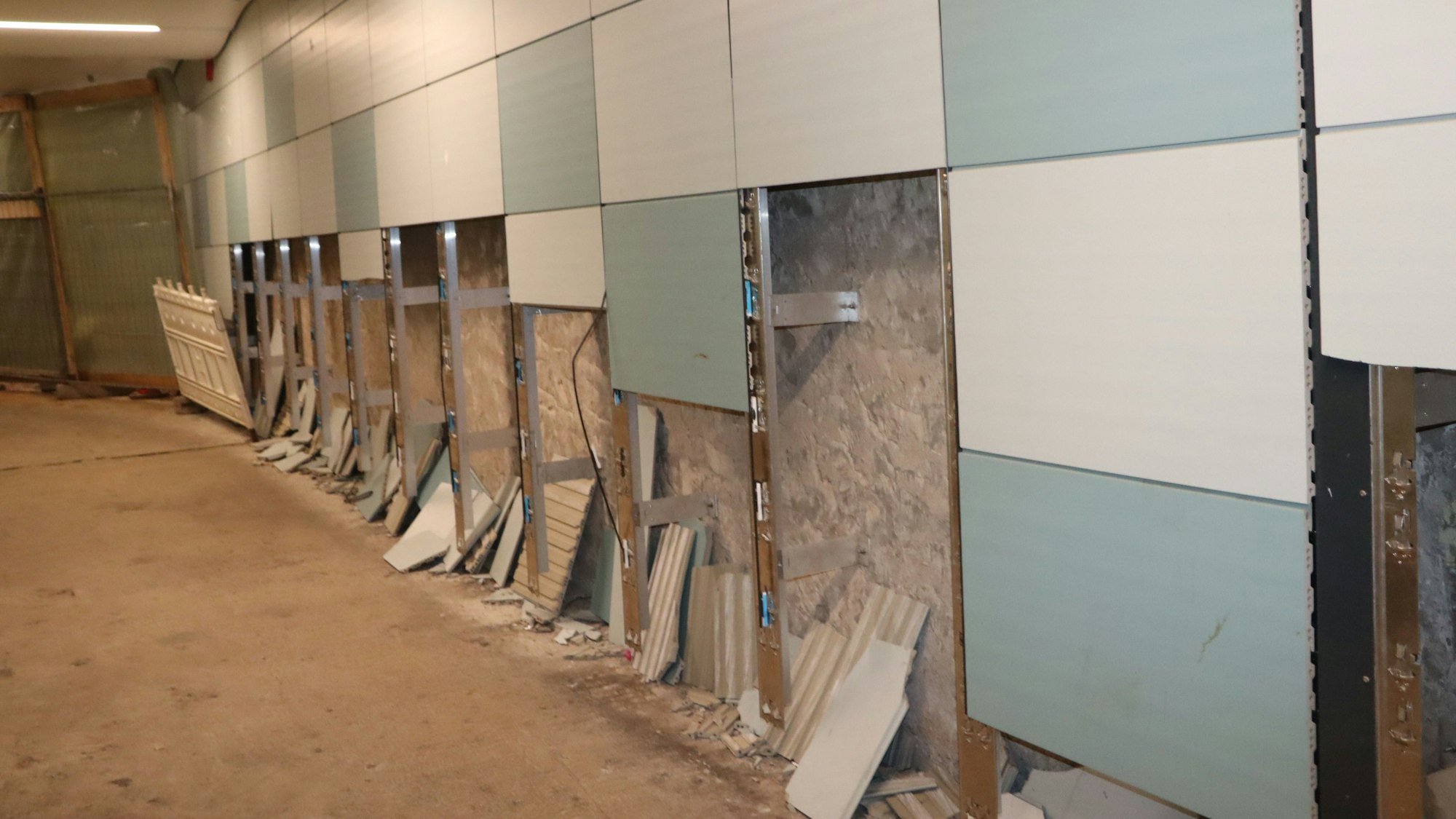 Zu sehen ist die beschädigte Wandverkleidung.