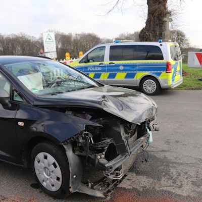 An der Kreuzung Antoniusstraße/B 8 rammte eine Autofahrerin einen anderen Wagen, der über die Gegenfahrbahn schleuderte.
