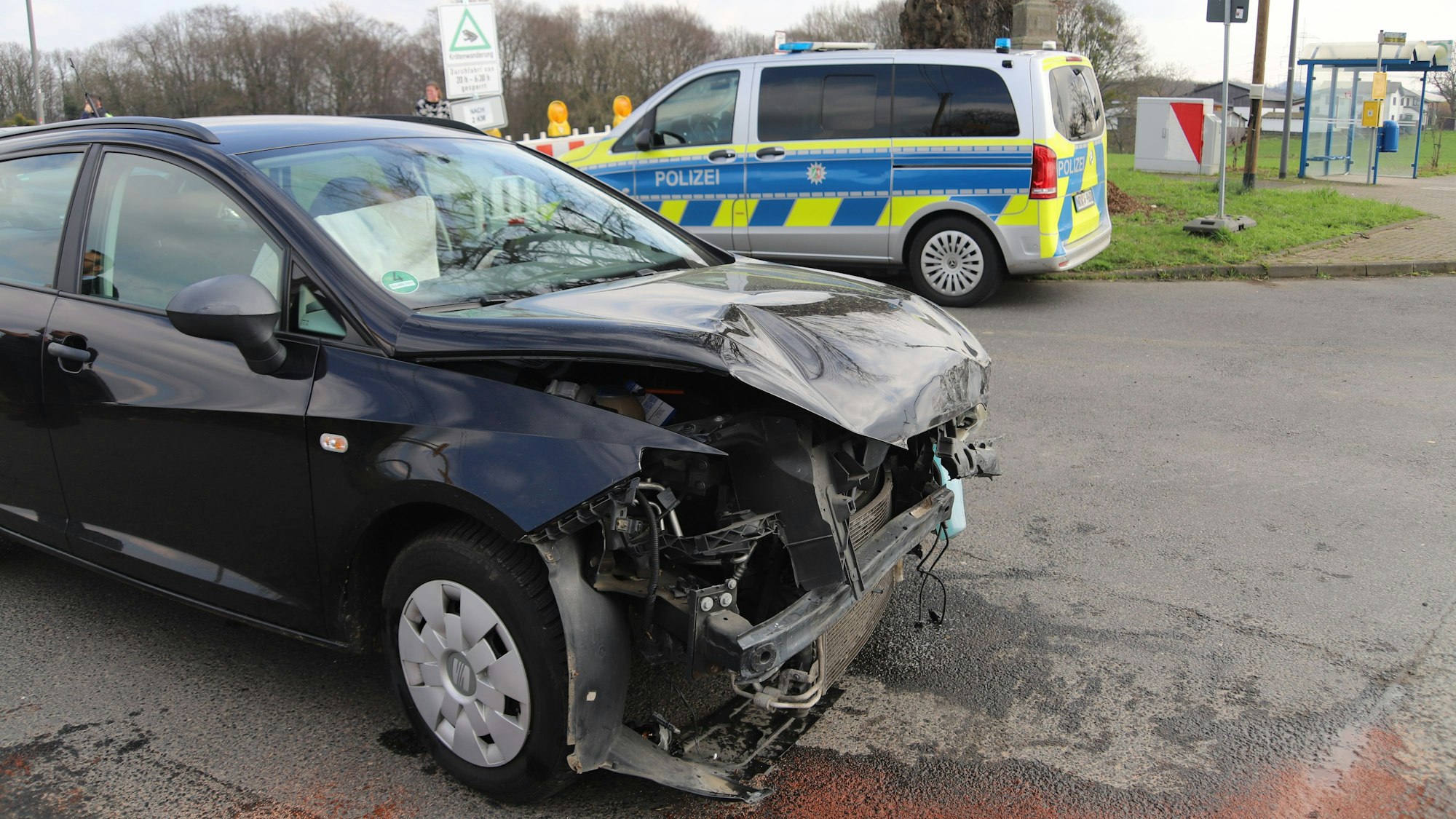 An der Kreuzung Antoniusstraße/B 8 rammte eine Autofahrerin einen anderen Wagen, der über die Gegenfahrbahn schleuderte.