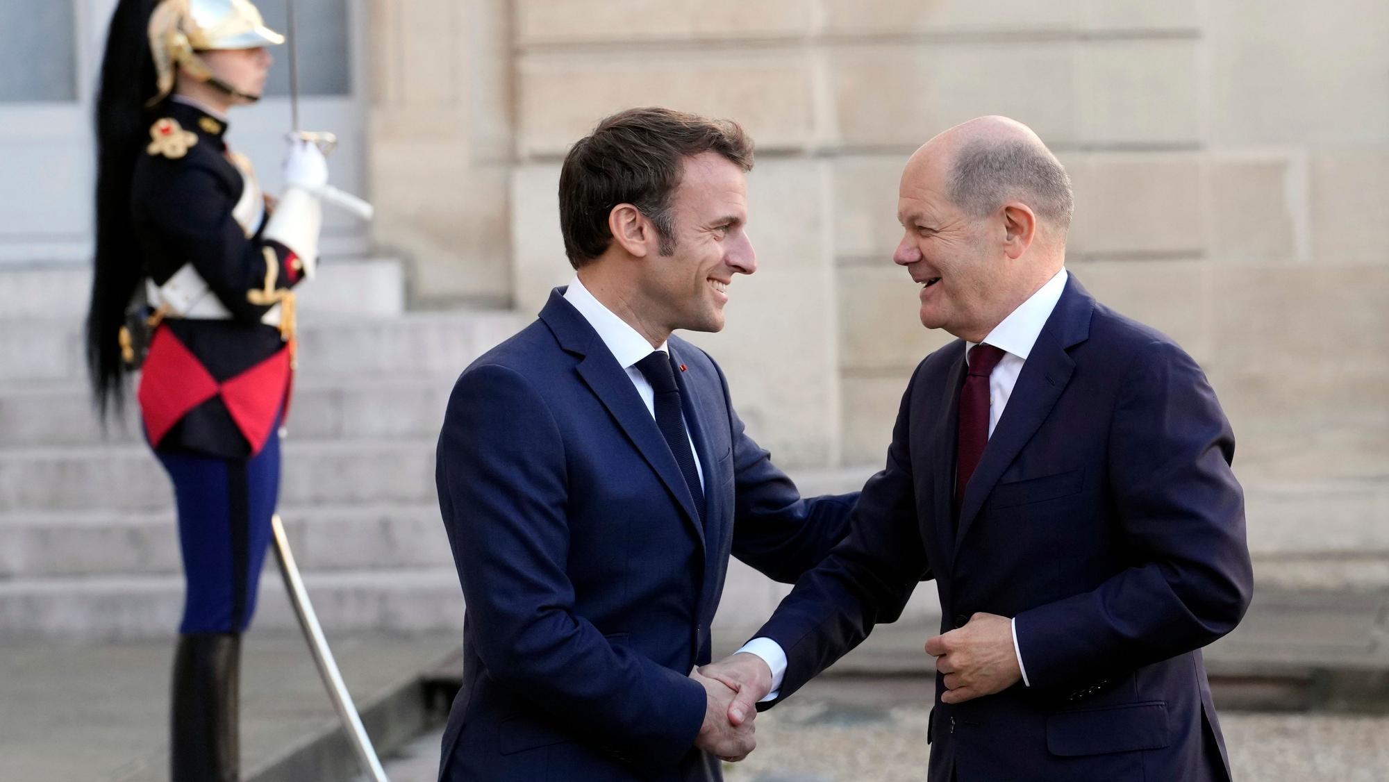 Emmanuel Macron (l), Präsident von Frankreich, begrüßt Bundeskanzler Olaf Scholz (SPD) bei seiner Ankunft zu einem Mittagessen im Elysee-Palast. Ursprünglich war für ein Treffen beider Regierungen in Fontainebleau vor den Toren der französischen Hauptstadt geplant, das kurzfristig verschoben wurde. Grund sind Differenzen in der Verteidigungs- und Energiepolitik.