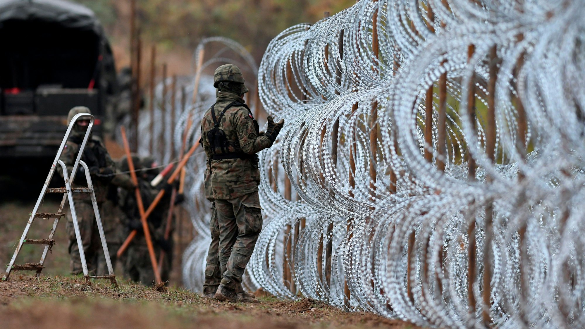 Die Grenzen zur russischen Exklave Kaliningrad sind in Polen und Litauen schwer gesichert. Hier verstärken polnische Soldaten eine Barriere. Ein litauischer Botschafter hat Kaliningrad nach Schwedens Nato-Beitritt gedroht. (Archivbild)