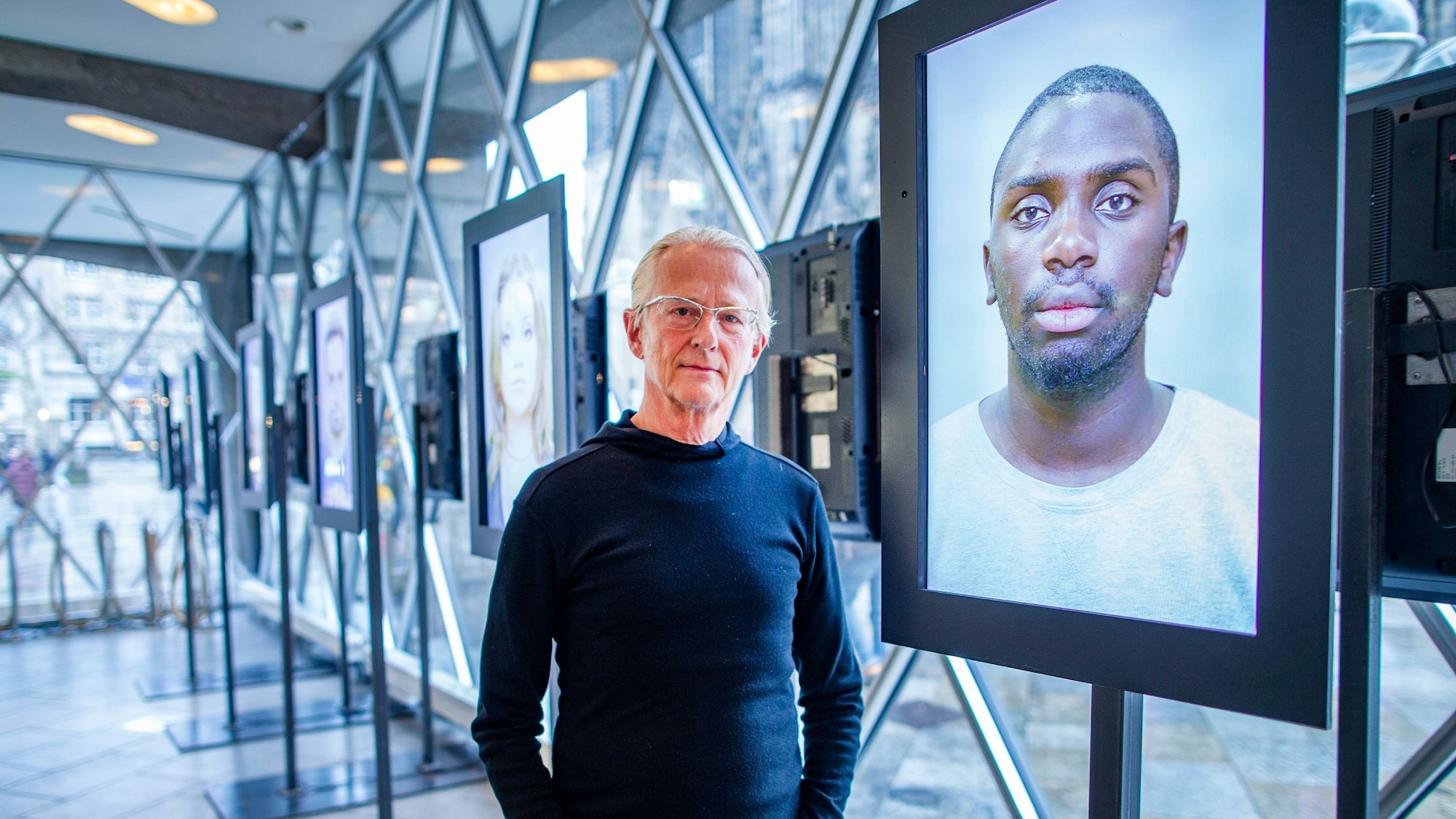 Wolfgang Bellwinkel vor seiner Videoinstallation „Look at me“ im Domforum.