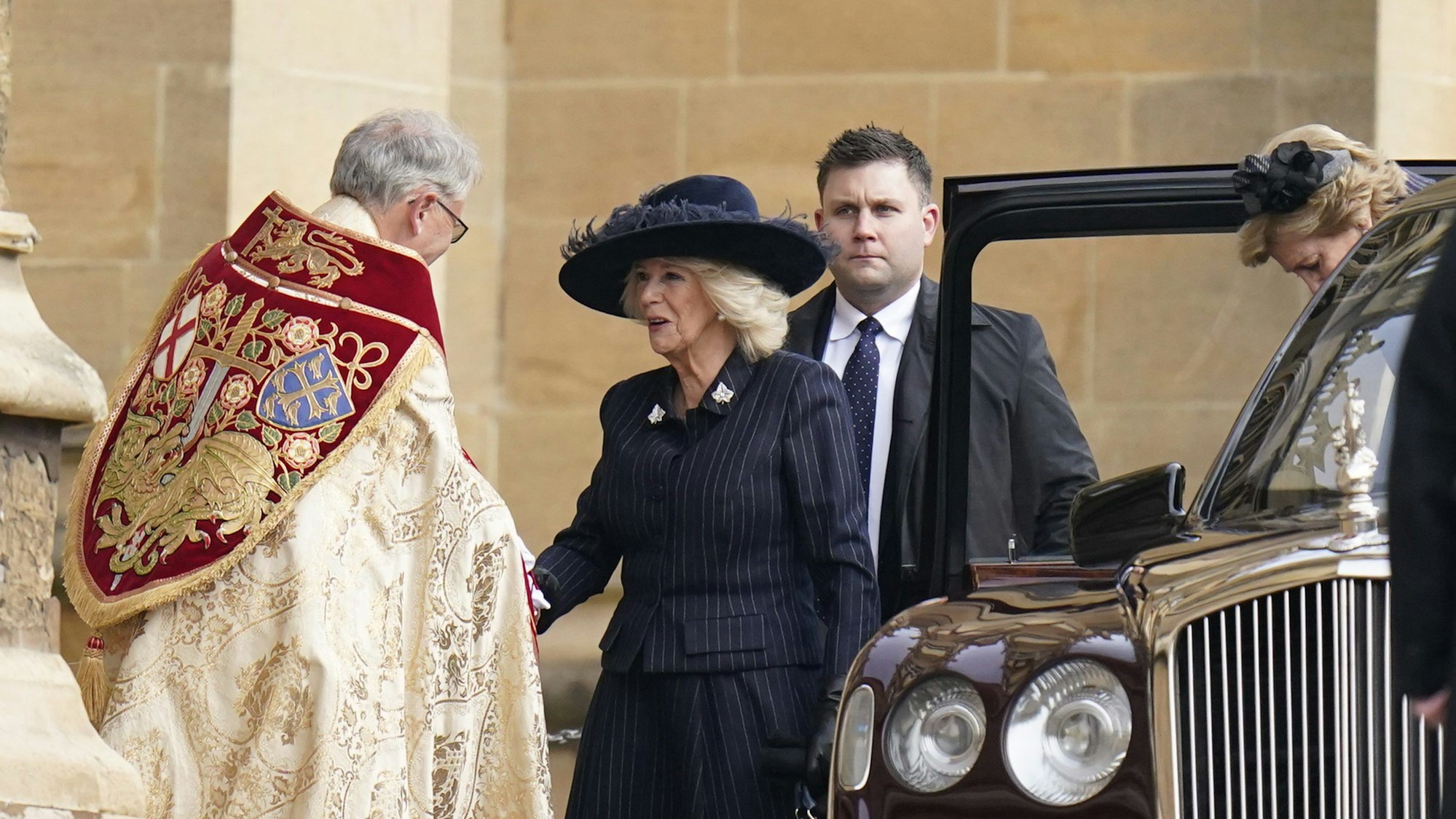 Königin Camilla wird begrüßt, als sie zu einem Gedenkgottesdienst für König Konstantin II. von Griechenland in der St. George's Chapel auf Schloss Windsor ankommt.
