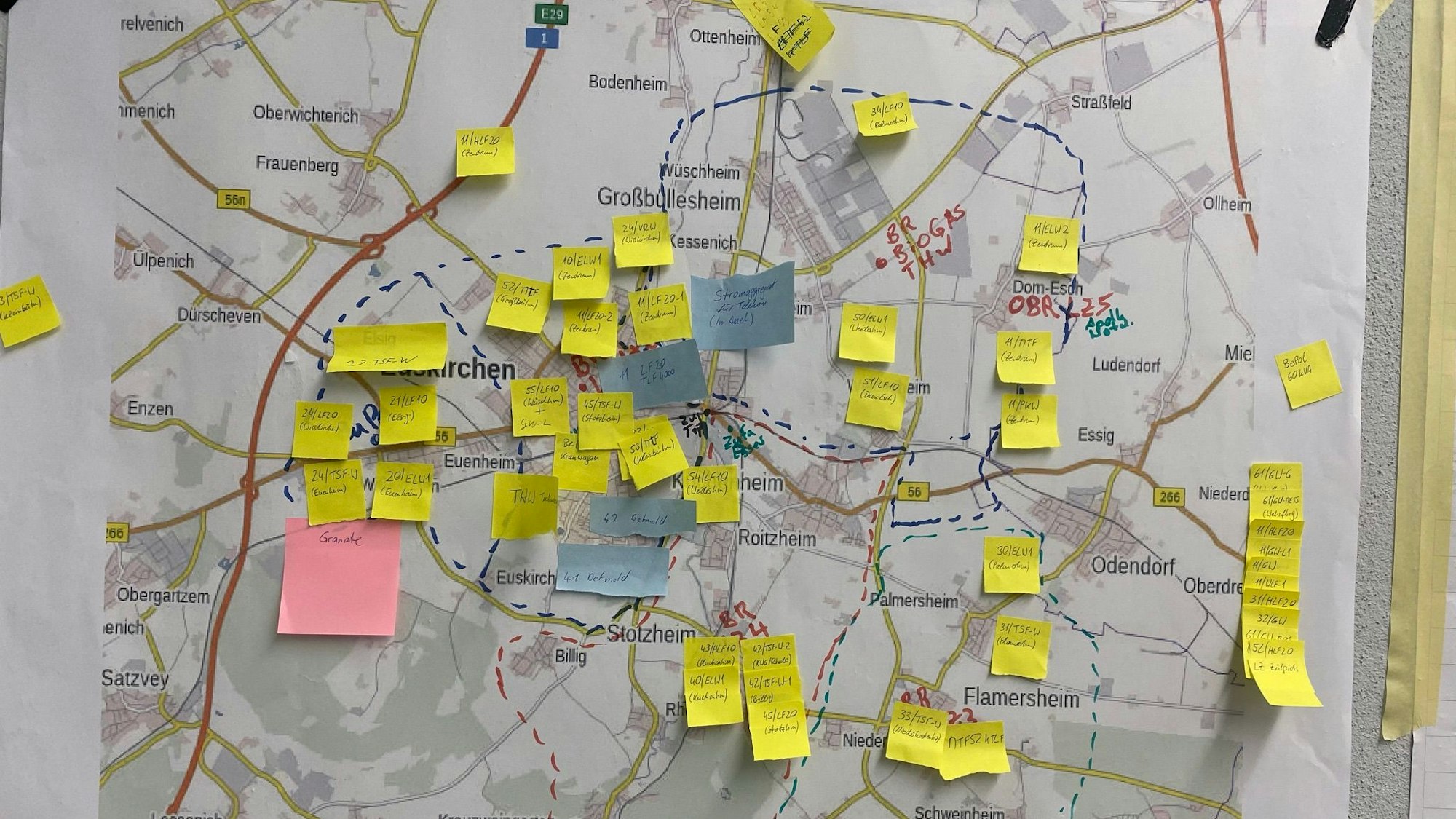 Das Bild zeigt eine Karte von Euskirchen. Darauf sind zahlreiche neongelbe Klebezettel fixiert.