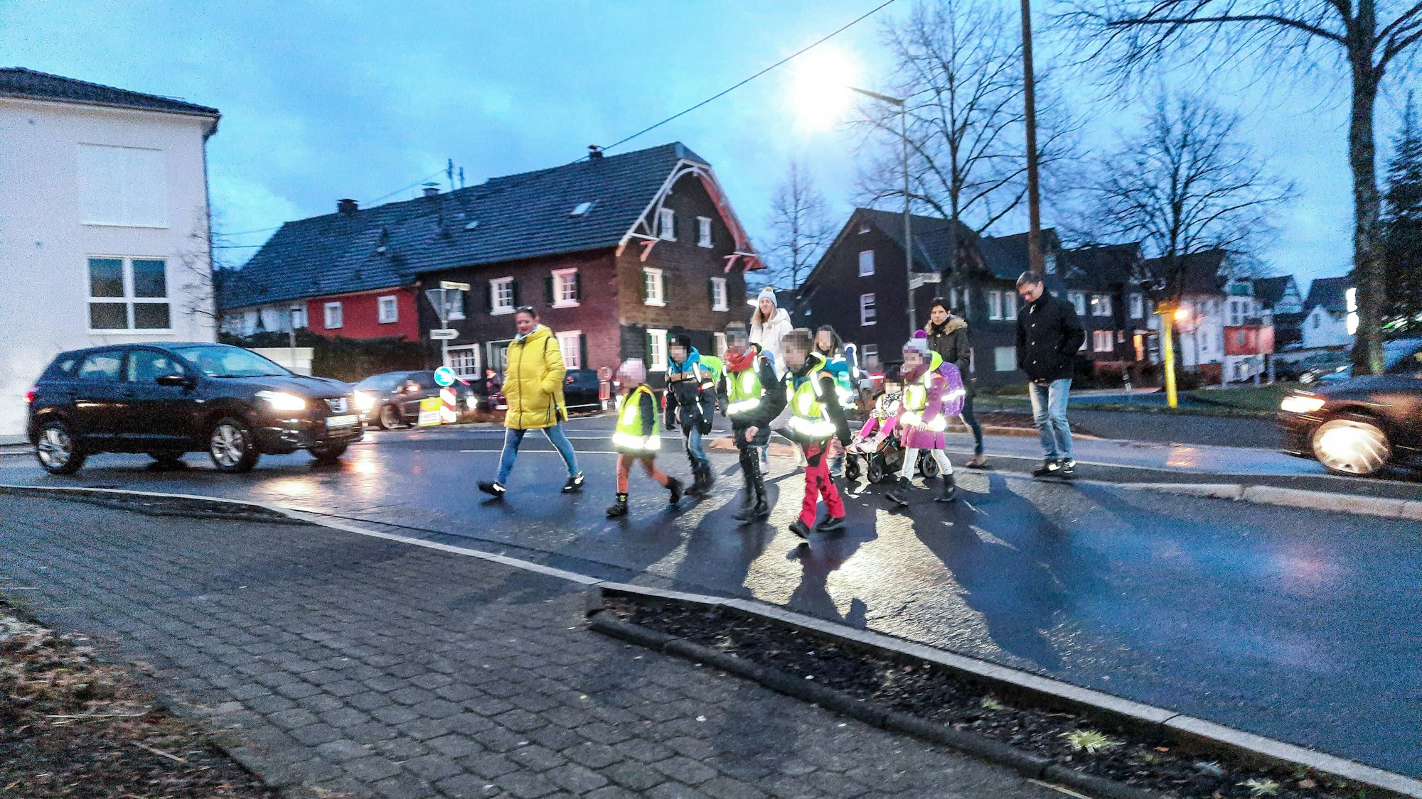 Kinder überqueren eine Straße.