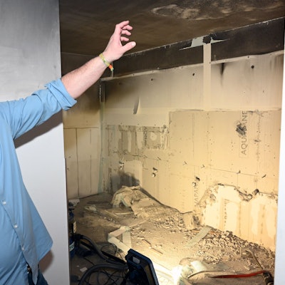 René Köhler aus der Alten Drahtzieherei in Wipperfürth begutachtet den vor Wochen entstandenen Brand im Untergeschoss des Veranstaltungsgebäudes.