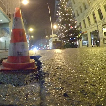 Ein großes und tiefes Schlagloch sorgt für Ärger bei Rad- und Autofahrern.