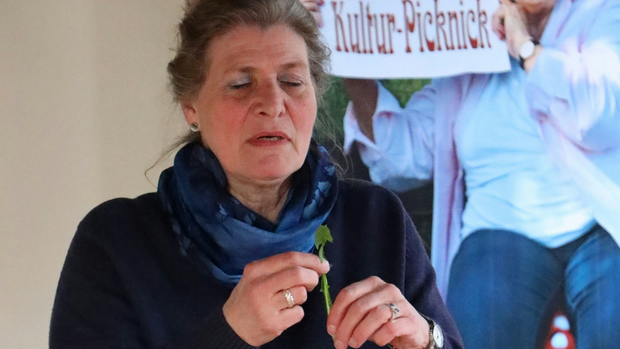 Die Kräuterpädagogin Christiane Alexa untersucht gesammelte Kräuter.