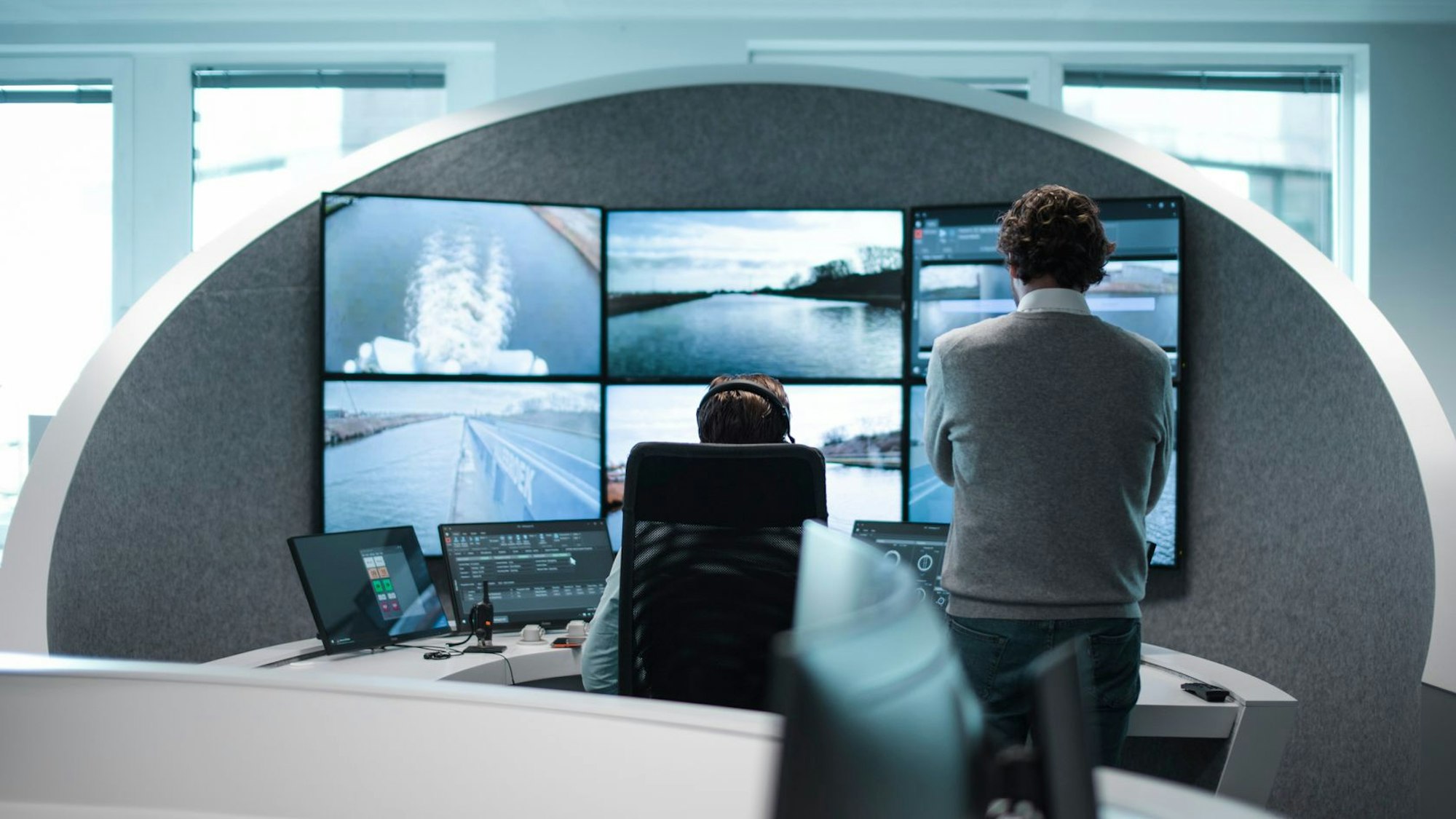 Blick auf einen Arbeitsplatz im Kontrollzentrum von "Seafar" in Antwerpen. Von hier aus werden Binnenschiff ferngesteuert.