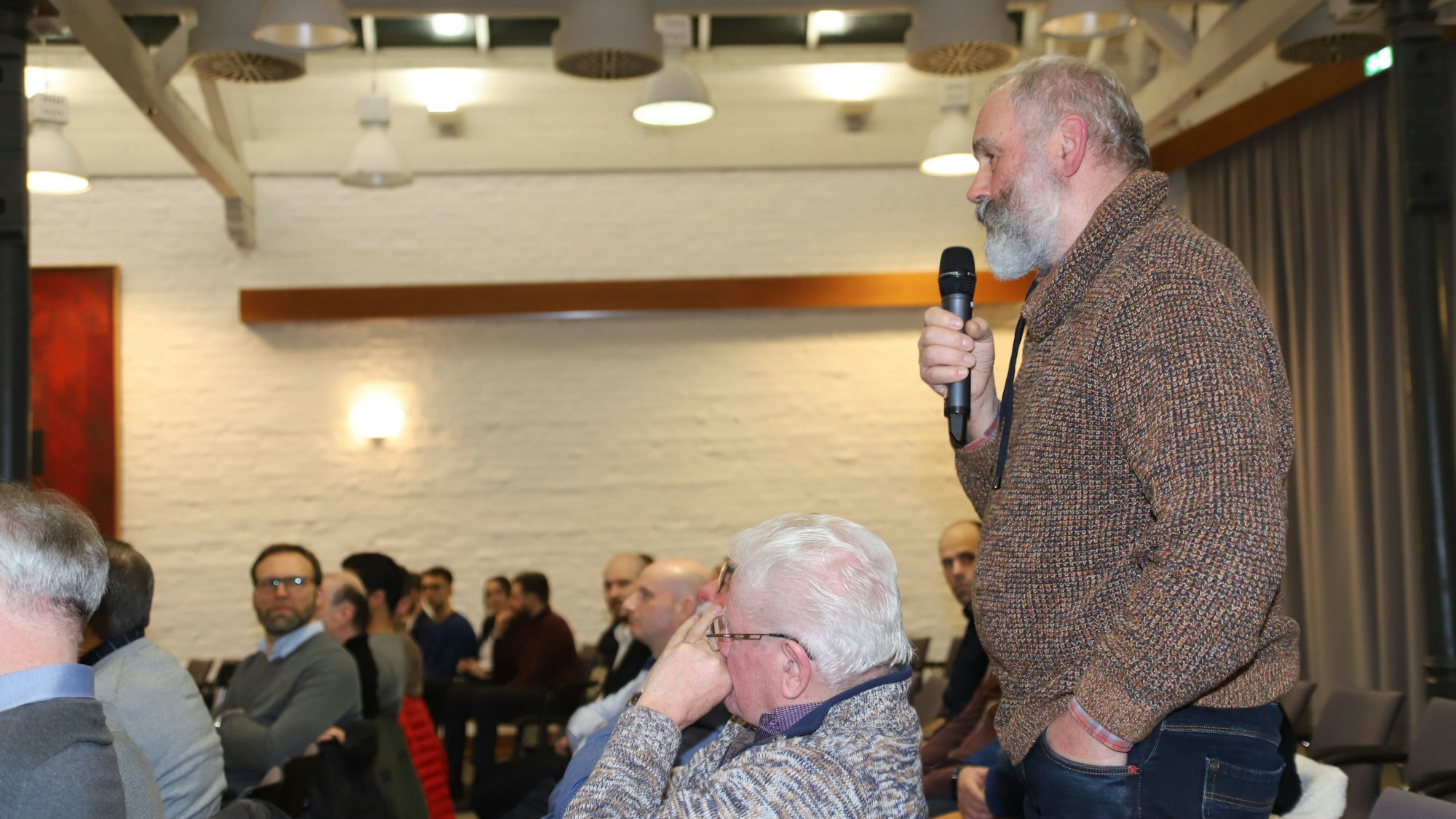 Die Besucher, hier Edmund Heller, löcherten den Minister mit Fragen zum Thema Innere Sicherheit.