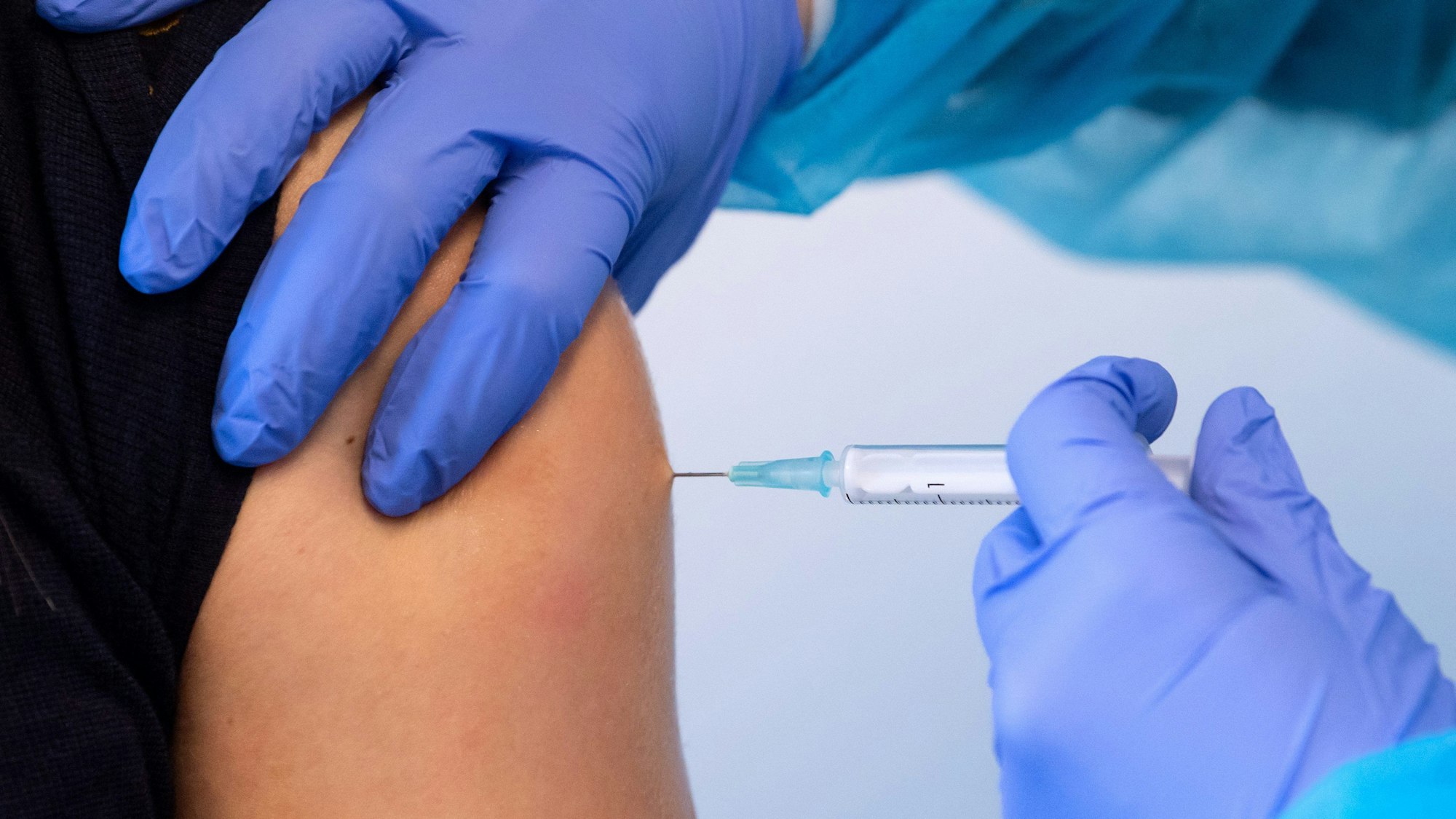 Ein Patient wird mit einem Corona-Impfstoff geimpft. (Symbolbild)