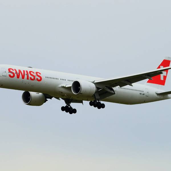 Eine Boeing 777 der Schweizer Fluggesellschaft Swiss beim Start kurz vor einem aufziehenden Gewitter. (Symbolbild)