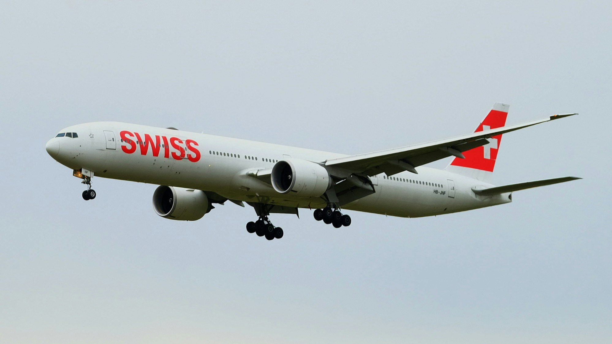Eine Boeing 777 der Schweizer Fluggesellschaft Swiss beim Start kurz vor einem aufziehenden Gewitter. (Symbolbild)