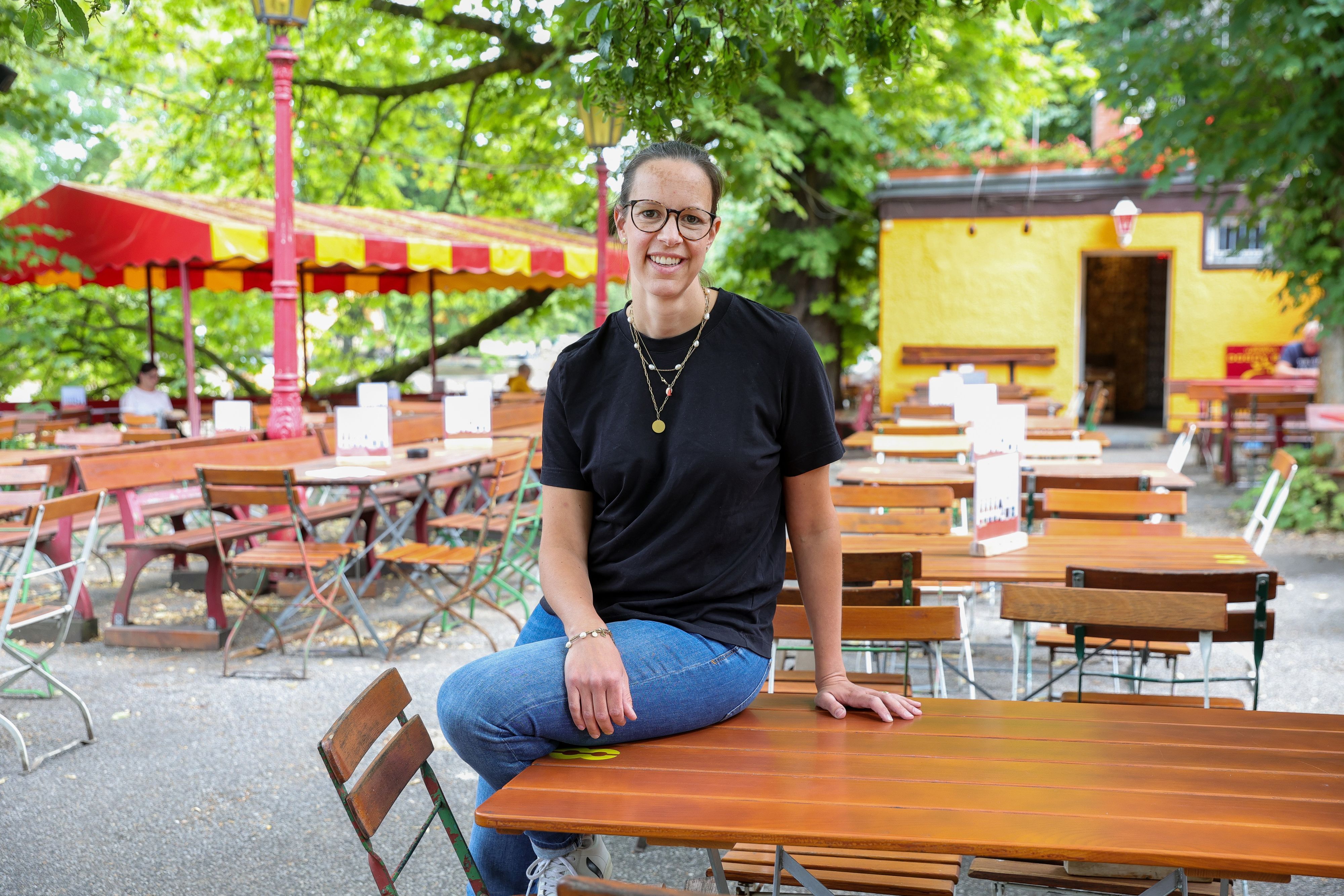 28.06.2023, Köln: Die Arbeiten am Kahnweiher im Volksgarten sind im vollen Gange.
Trotzdem hat Hellers Biergarten geöffnet.
 Im Bild die Besitzerin des Biergartens Anna Heller.
Foto: Michael Bause