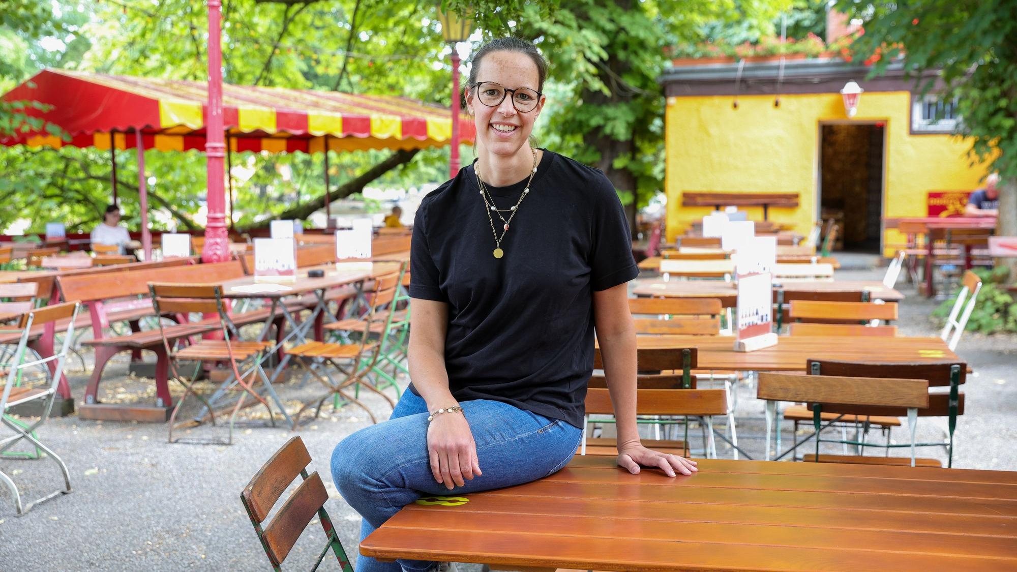 28.06.2023, Köln: Die Arbeiten am Kahnweiher im Volksgarten sind im vollen Gange.
Trotzdem hat Hellers Biergarten geöffnet.
Im Bild die Besitzerin des Biergartens Anna Heller.
Foto: Michael Bause