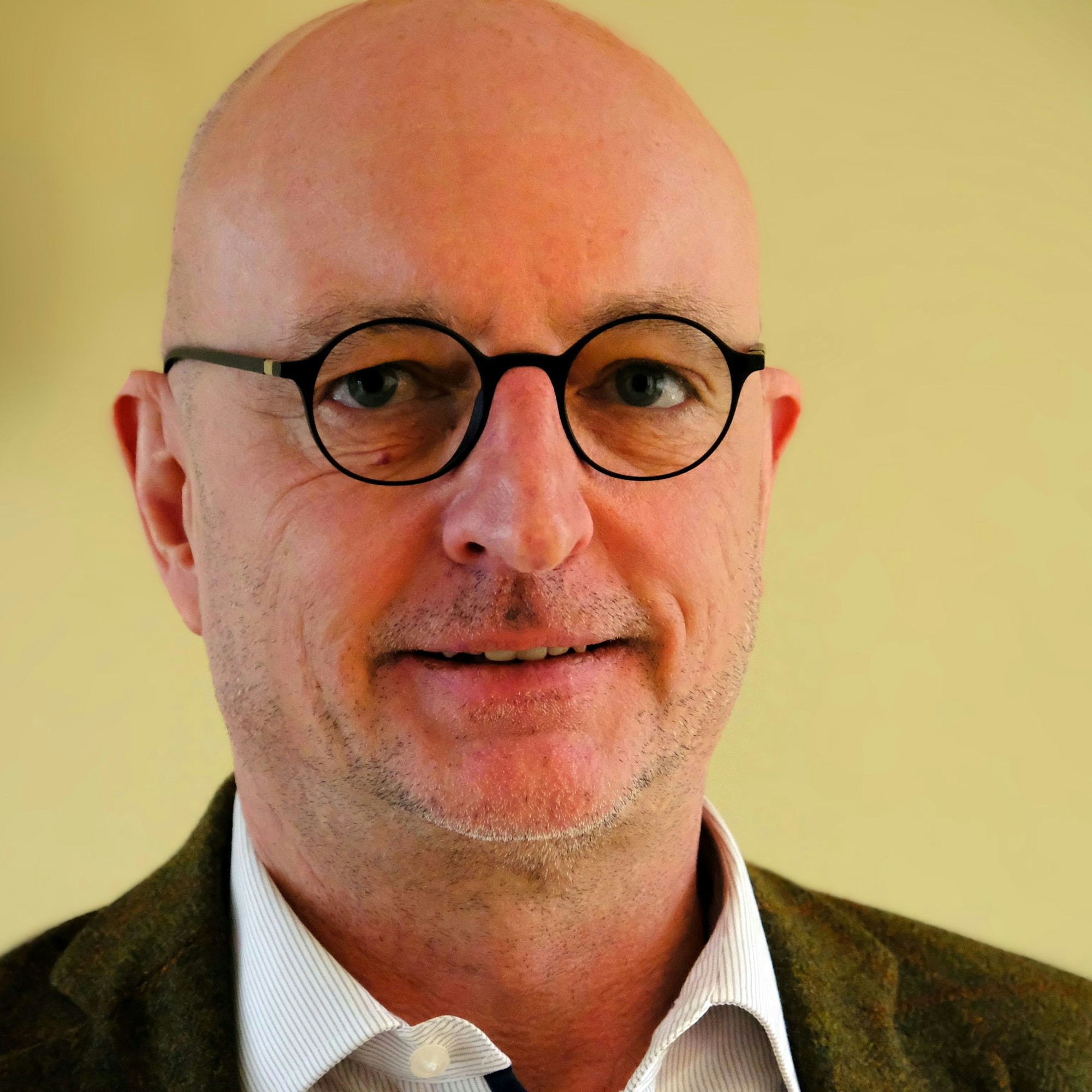 Porträtaufnahme von Norbert Arnold: Er trägt eine Brille mit schwarzem Gestell, Hemd und Sakko.