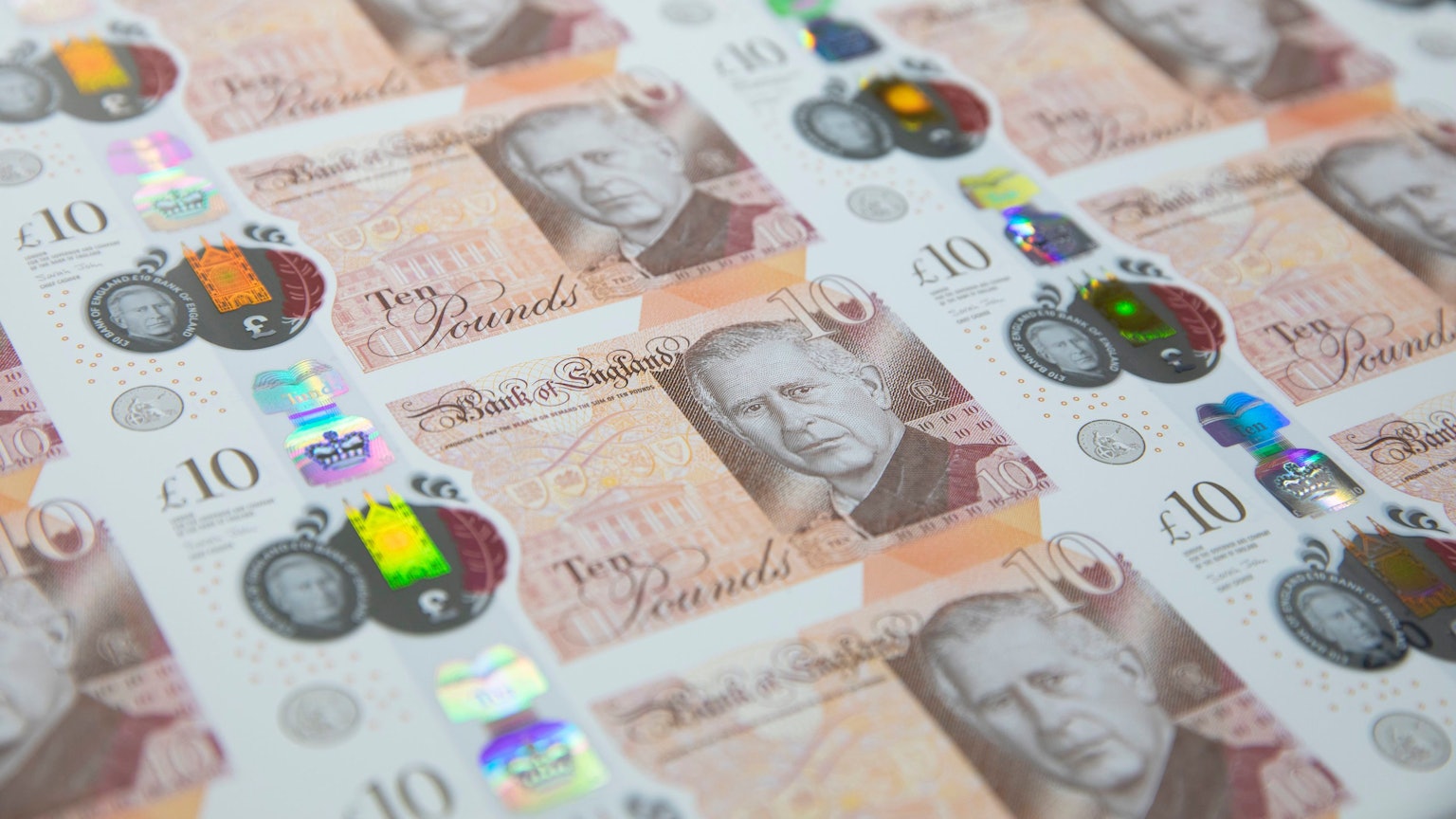Dieses undatierte Foto, das von der Bank of England zur Verfügung gestellt wurde, zeigt 10-Pfund-Sterling-Noten mit dem Konterfei des britischen Königs Charles III.. Die Banknoten mit dem Porträt von König Charles III. werden erstmals am 5. Juni 2024 ausgegeben.