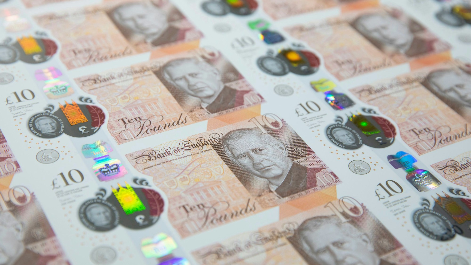 Dieses undatierte Foto, das von der Bank of England zur Verfügung gestellt wurde, zeigt 10-Pfund-Sterling-Noten mit dem Konterfei des britischen Königs Charles III.. Die Banknoten mit dem Porträt von König Charles III. werden erstmals am 5. Juni 2024 ausgegeben.