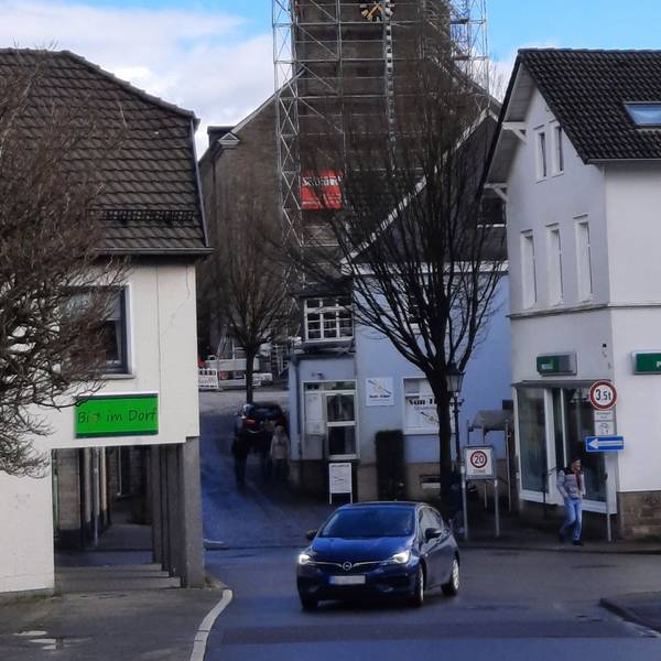 Das Foto zeigt den eingerüsteten Kirchturm von St. Severin.