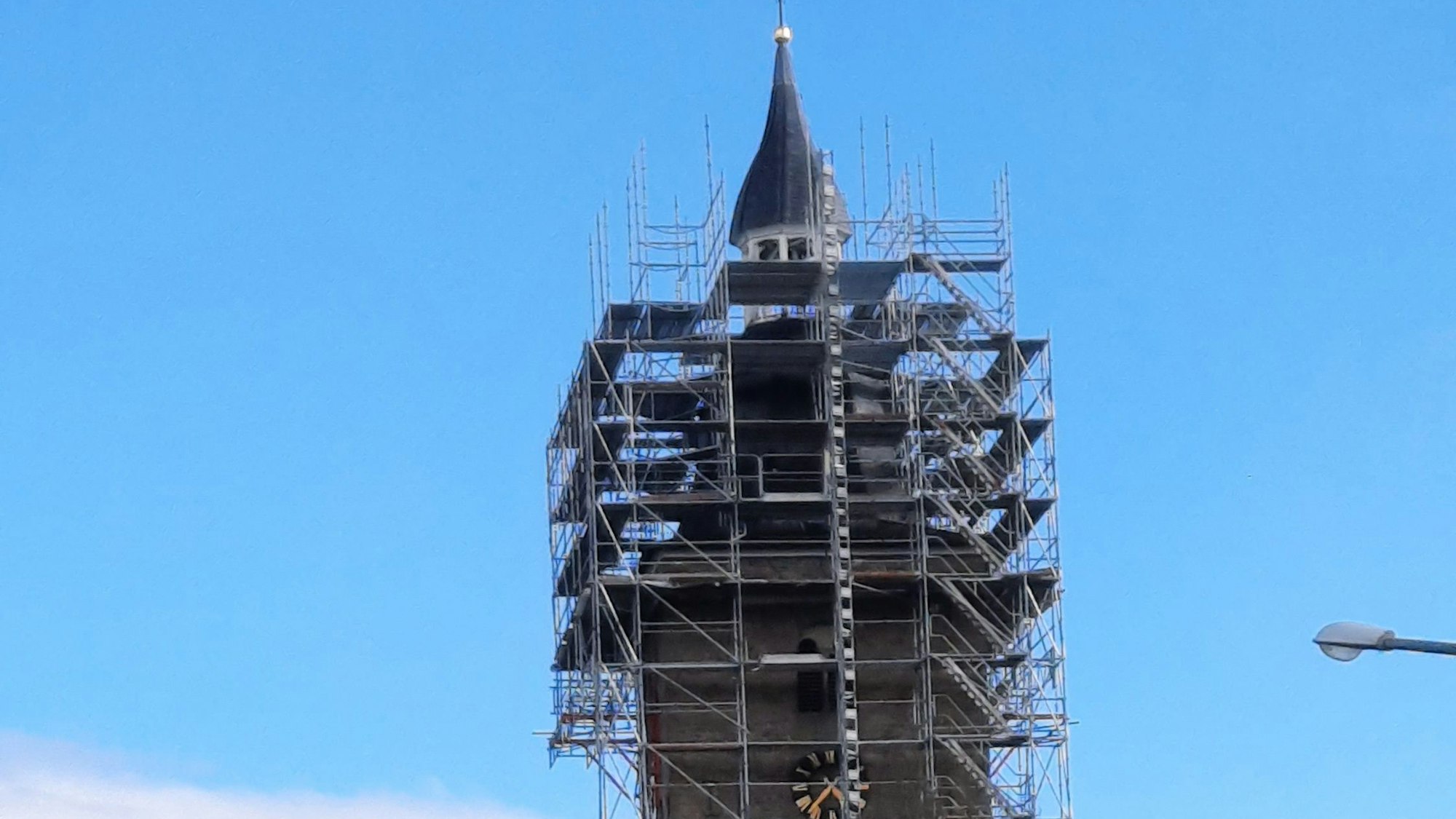 Das Foto zeigt den eingerüsteten Kirchturm von St. Severin.