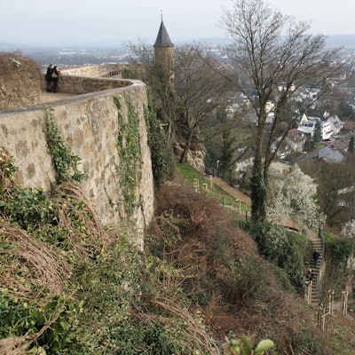 Blick auf eine Befestigungsmauer und hinunter in ein Parkanlage.