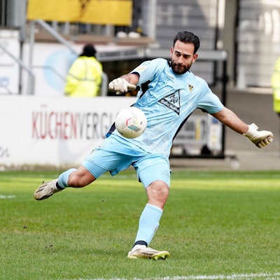 Leroy Zeller aus Sinzenich, hier beim Abschlag, gab gegen Gütersloh sein Debüt bei Alemannia Aachen.