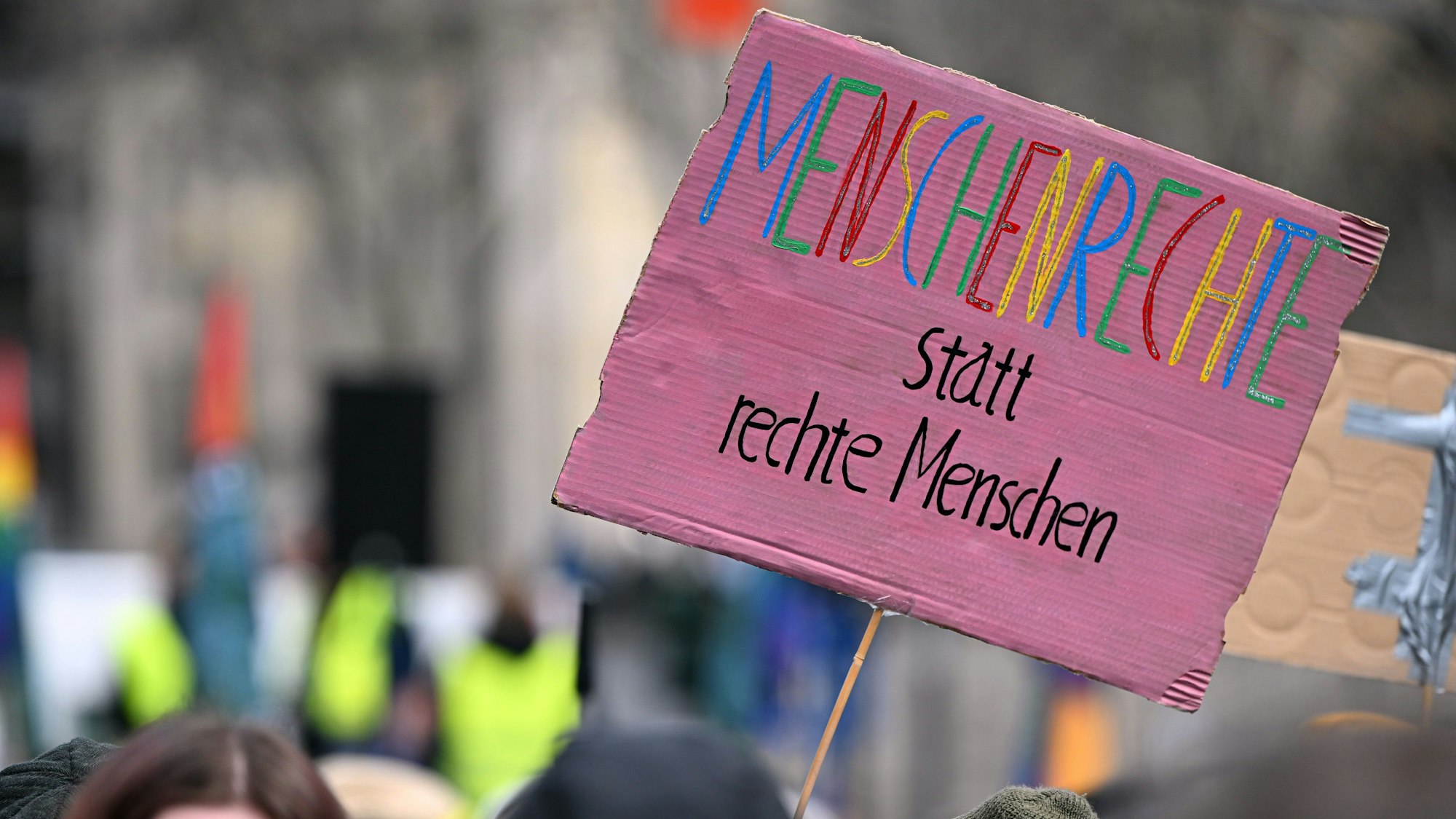 01.02.2024, Nordrhein-Westfalen, Köln: «Menschenrechte statt rechte Menschen» ist bei einer Demonstration gegen die AfD und Rechtsextremismus auf einem Schild zu lesen.