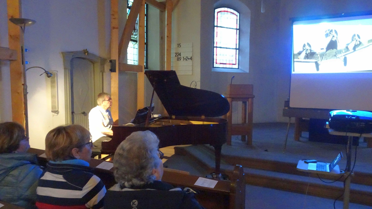 Das Benefizkonzert „Träume vom Fliegen“ mit Axel Graumann lockte viele Besucher in die Evangelischen Versöhnungskirche nach Buschhoven.