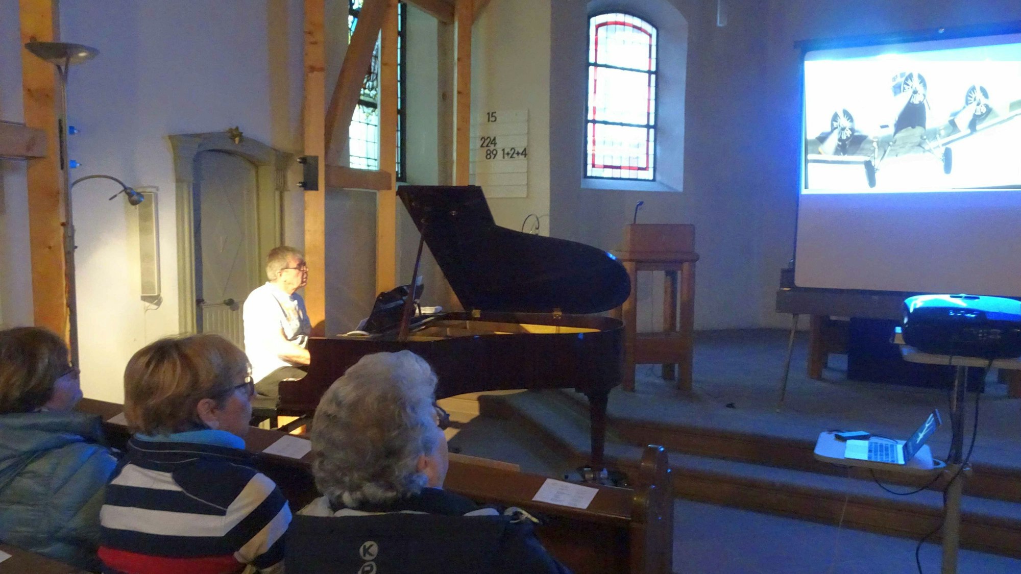 Das Benefizkonzert „Träume vom Fliegen“ mit Axel Graumann lockte viele Besucher in die Evangelischen Versöhnungskirche nach Buschhoven.